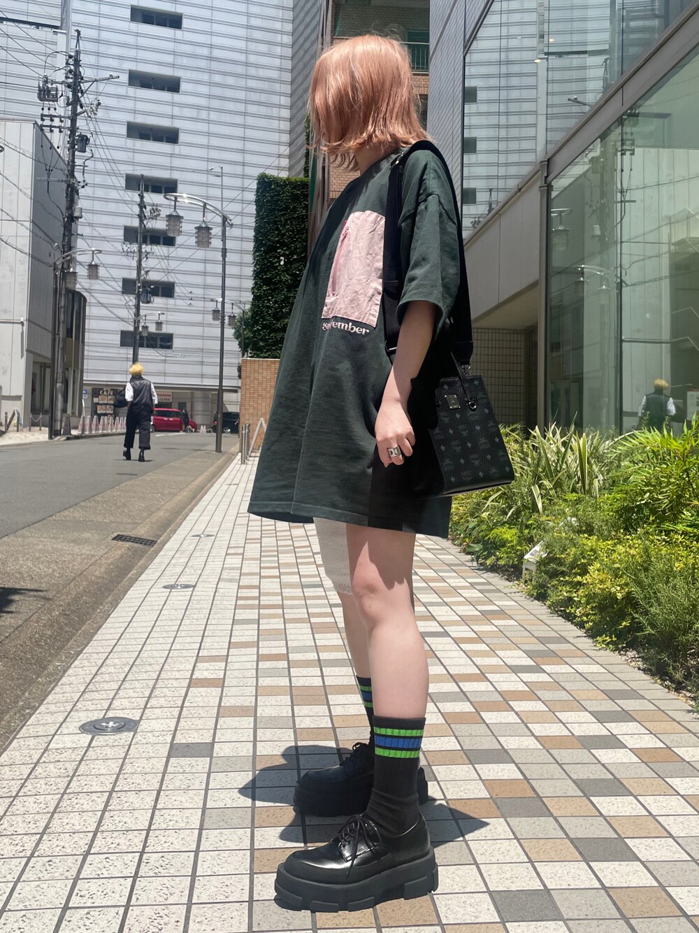 「シンプル、グリーン、夏、Tシャツ、ナチュラル、モノトーン、休日スタイル、シンプルコーデ、低身長、オトナカジュアル」｜「SeptemberのSeptember/セプテンバー/POCKET TEE（Tシャツ/カットソー、グリーン系）」を使った、IZUHARA MAYUさん（レディース・155cm）の夏コーディネートの1枚目の写真