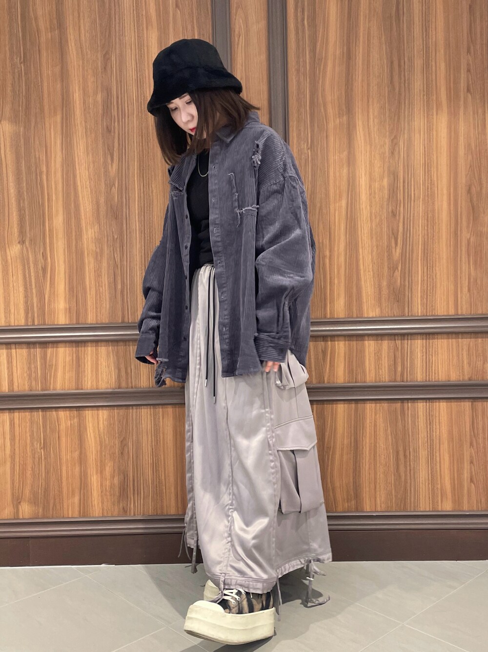 「シャツスタイル、シャツ、カジュアルスタイル、カジュアル、きれいめコーデ、春服、韓国コーデ、オーバーサイズ、おでかけコーデ、ネイビー、モード、モードストリート、トレンド」｜「WHITELANDのアイテム（シャツ/ブラウス、その他）」を使った、IZUHARA MAYUさん（レディース・155cm）の冬コーディネートの1枚目の写真