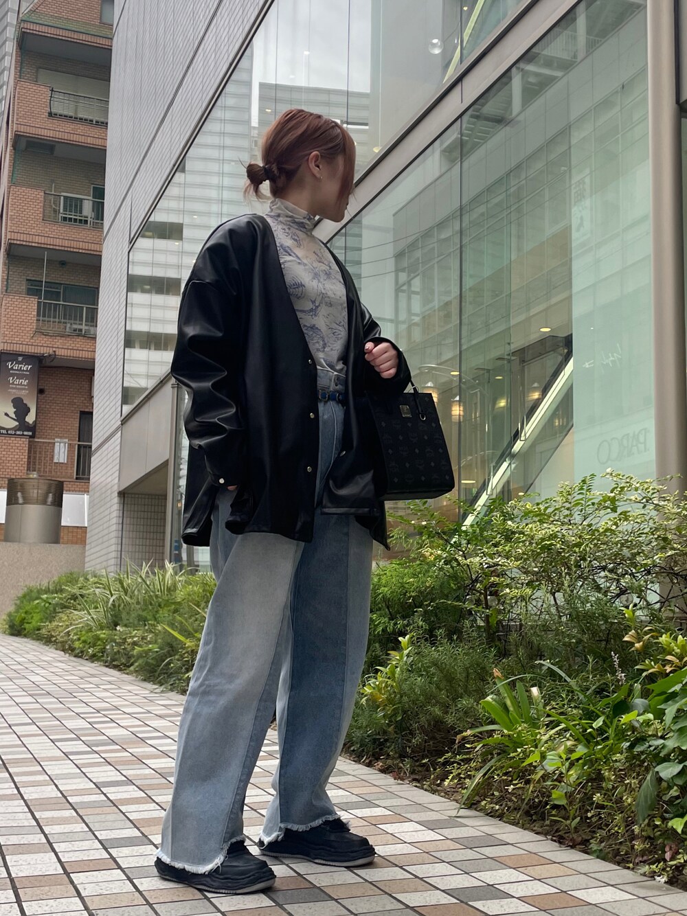 「デニム、トートバッグ、レザージャケット、大人カジュアル、ootd、カジュアルコーデ、韓国ブランド、韓国ファッション、秋コーデ、オトナ女子」｜「DANKE SCHONのDankeSchon/ダンケシェーン/リメイクデニム/RemakeDenim 90degrees（デニムパンツ、ブルー系）」を使った、IZUHARA MAYUさん（レディース・155cm）の秋コーディネートの1枚目の写真