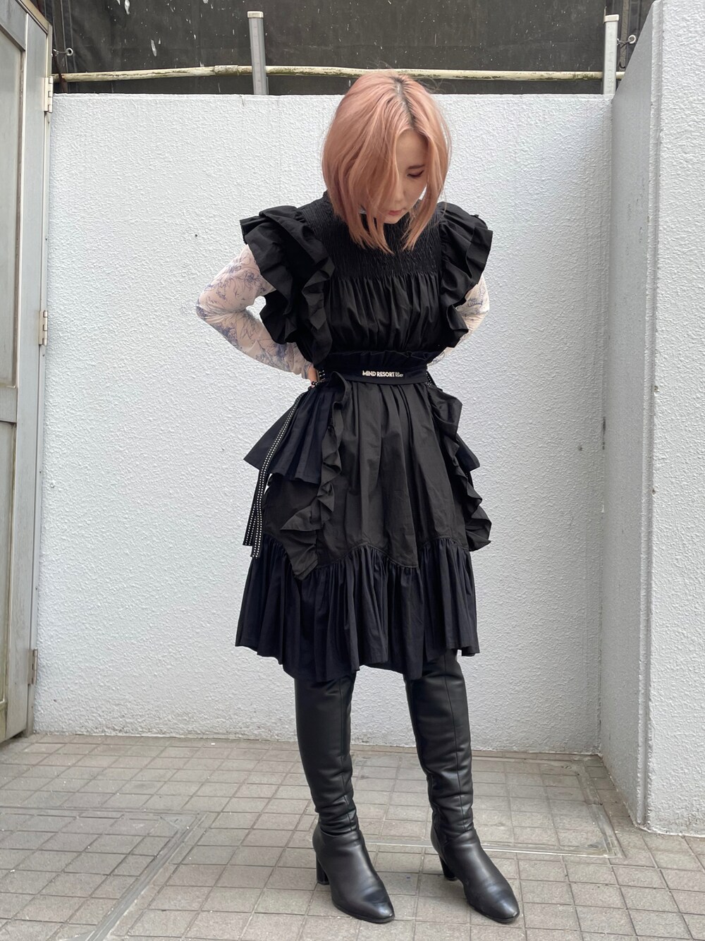「春、今日のコーデ、ゆるコーデ、オトナ女子、ワンピース、ブラック、ootd、モノトーン、オトナカジュアル、春コーデ、春カラー、スカートスタイル、おしゃれさんと繋がりたい、ブラックコーデ、低身長」｜「L.H.Pのoldhoney/オールドハニー/72℃ short dress（ワンピース、ブラック系）」を使った、IZUHARA MAYUさん（レディース・155cm）の冬コーディネートの1枚目の写真
