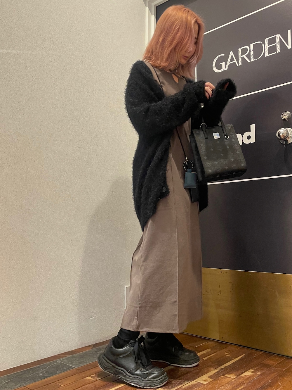 「秋コーデ、シンプルコーデ、オトナカジュアル、韓国ファッション、韓国ブランド、カジュアル、低身長、ビッグシルエット、モノトーン、冬コーデ、秋服、モード、アウター、カーディガン、ニット」｜「DANKE SCHONのDankeSchon/ダンケシェーン/フェザーモールガーディガン（カーディガン/ボレロ、ブラック系）」を使った、IZUHARA MAYUさん（レディース・155cm）の秋コーディネートの1枚目の写真
