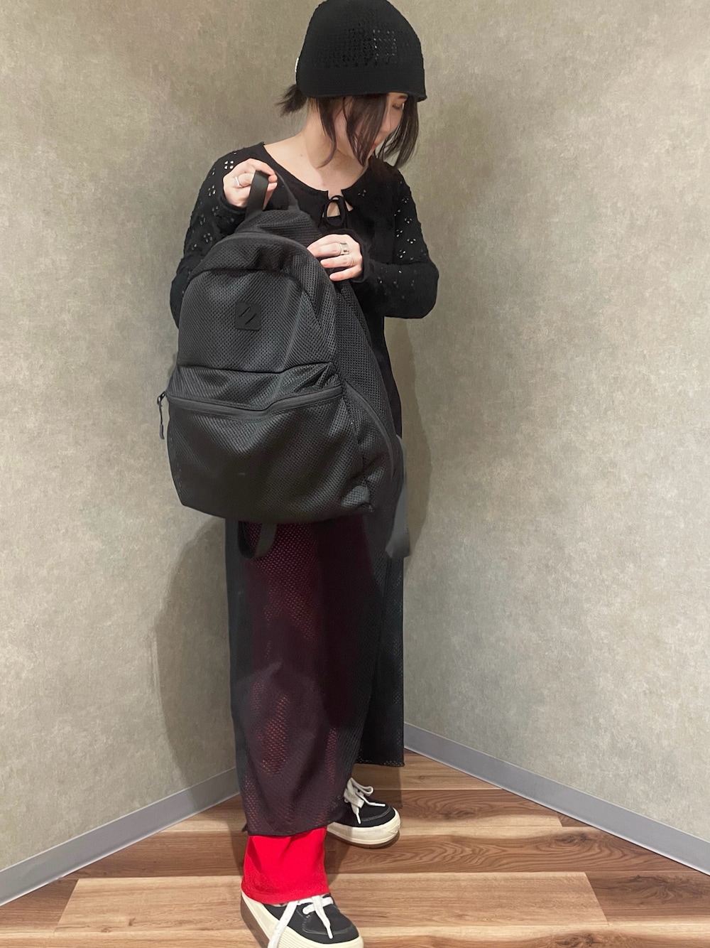 「DankeSchon、カジュアル、カジュアルコーデ、バックパック、バッグ、メッシュ、オーバーサイズ、ビッグシルエット、夏コーデ、ラクチンコーデ、夏服、ゆるコーデ、ビッグT、シャツスタイル、オトナ女子」｜「DANKE SCHONのDankeSchon/ダンケシェーン/MESH DAYPACK（バックパック/リュック、ブラック系）」を使った、IZUHARA MAYUさん（レディース・155cm）の春コーディネートの1枚目の写真