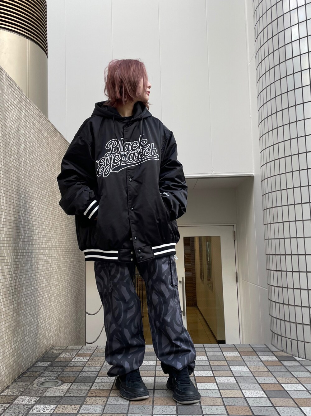 「ストリート、大人カジュアル、メンズライク、大人コーデ、休日コーデ、ビックシルエット、春先取り、低身長、着回しコーデ、韓国ファッション」｜「BlackEyePatchのアイテム（ジャケット/アウター、ブラック系）」を使った、IZUHARA MAYUさん（レディース・155cm）の冬コーディネートの1枚目の写真