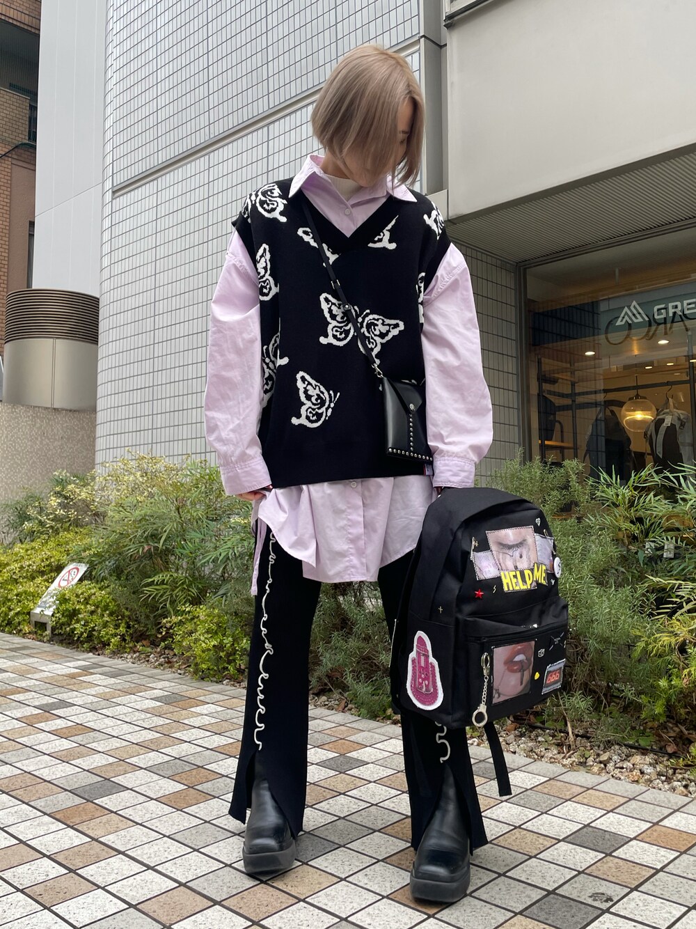 「ベスト、オーバーサイズ、大人カジュアル、休日スタイル、キレイめ、大人コーデ、ゆったりコーデ、シンプルスタイル、ゆるコーデ、冬のコーデ」｜「Chicaのchica/チカ/パピヨンニットベスト（ベスト、ブラック系）」を使った、IZUHARA MAYUさん（レディース・155cm）の冬コーディネートの1枚目の写真