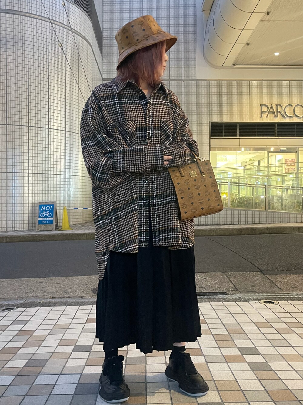 「カジュアル、シンプル、MCM、キレイめ、大人女子、ゆったりコーデ、オトナカジュアル、韓国ブランド、韓国ファッション、秋冬コーデ」｜「MCMのMCM/エムシーエム/HAT/バケットハット（ハット、ブラウン系）」を使った、IZUHARA MAYUさん（レディース・155cm）の秋コーディネートの1枚目の写真