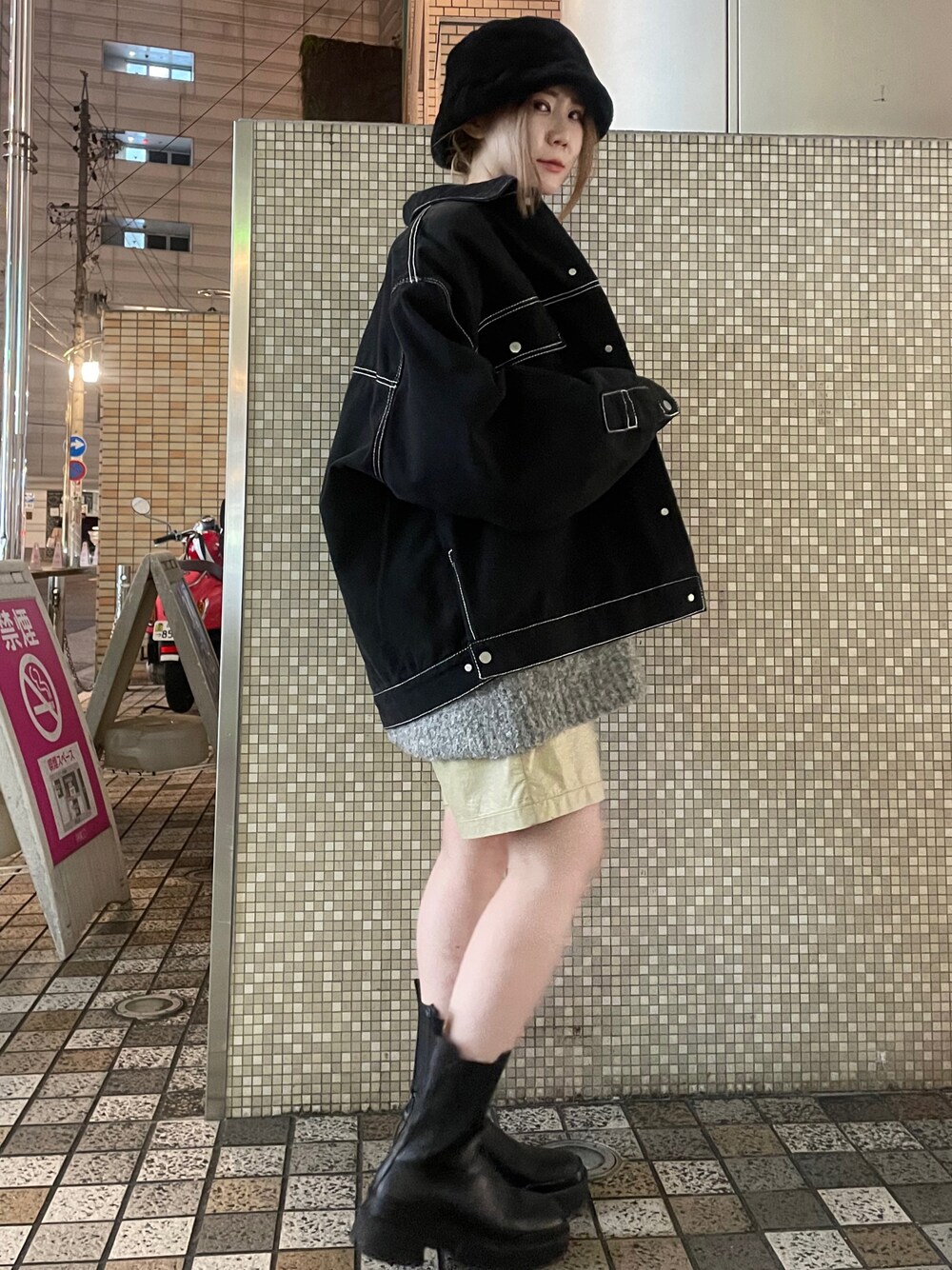 「カジュアル、キレイめ、リラックススタイル、シンプルスタイル、カジュアルコーデ、着回しコーデ、今日のコーデ、オトナカジュアル、韓国ファッション、大人ファッション」｜「DANKE SCHONのDankeSchon/ダンケシェーン/０SITCH COVERALLS（その他アウター、ブラック系）」を使った、IZUHARA MAYUさん（レディース・155cm）の秋コーディネートの1枚目の写真
