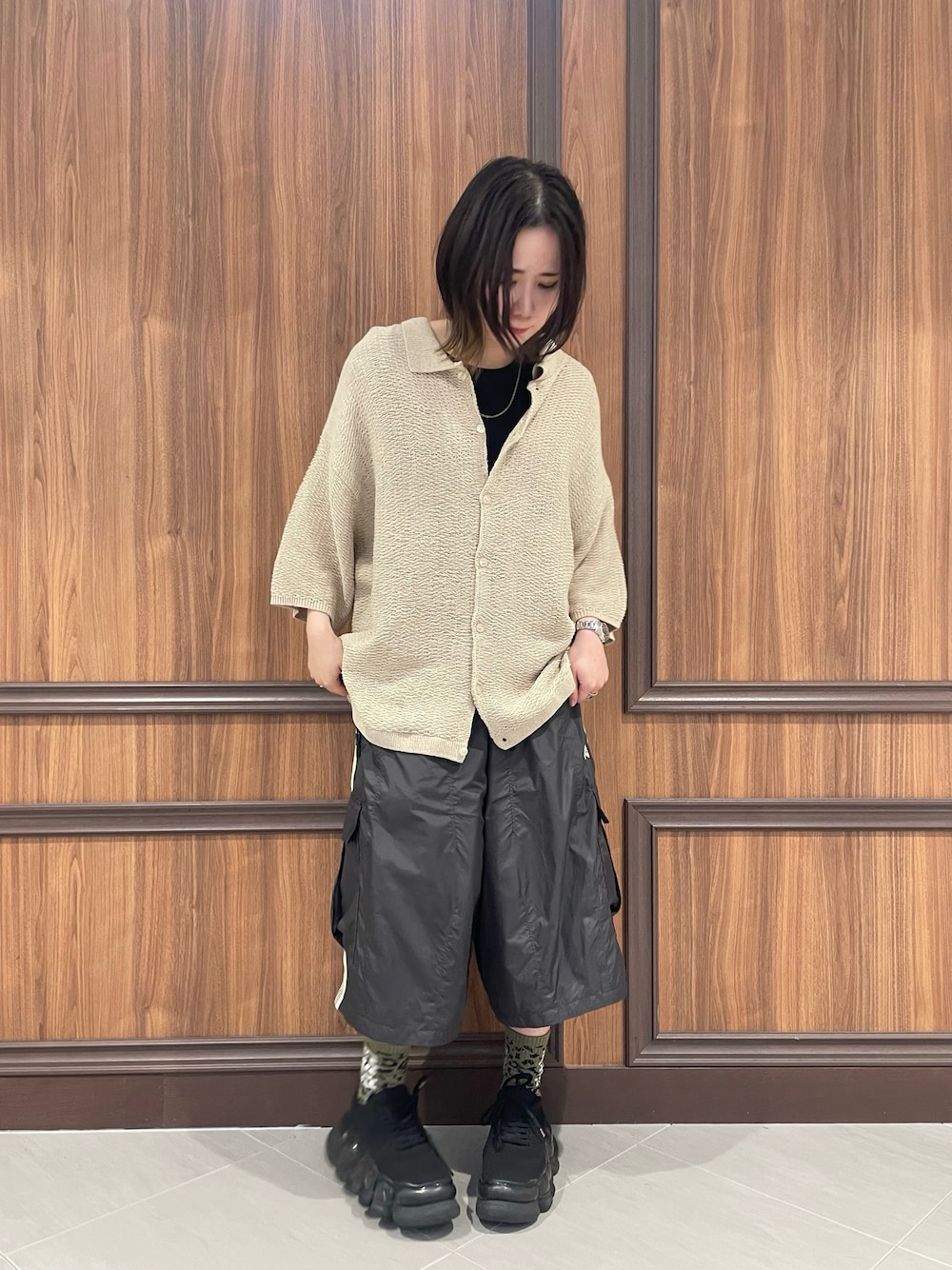 「ショートパンツ、シャツスタイル、夏コーデ、夏、今日のコーデ、カジュアル、カジュアルコーデ、オーバーサイズ、シンプルカジュアル、シンプル、夏ルックで気分アップ、カジュアルミックス、NEEDLES、夏ファッション、オトナカジュアル」｜「WHITELANDのWHITELAND/ホワイトランド/KNIT S/S SHIRT（シャツ/ブラウス、ベージュ系）」を使った、IZUHARA MAYUさん（レディース・155cm）の夏コーディネートの1枚目の写真