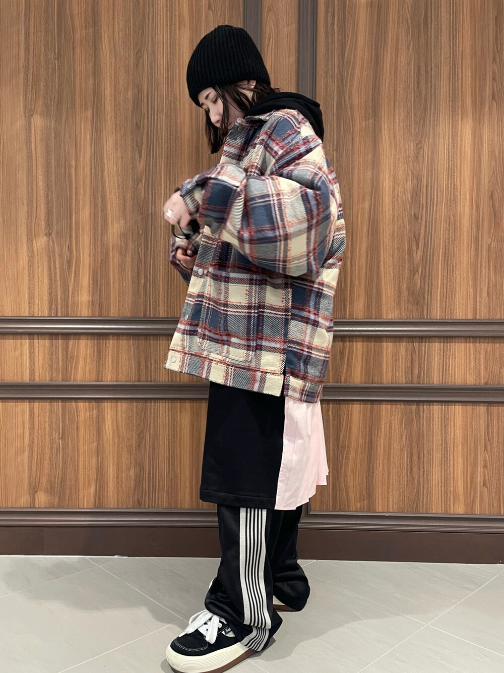 「大人女子、大人かわいい、低身長コーデ、秋服コーデ、アウター、チェックシャツ、ゆるコーデ、オーバーサイズ、ootd、着回しコーデ、冬、キレイめ、休日スタイル、チェック、秋冬コーデ」｜「WHITELANDのアイテム（ジャケット/アウター、その他）」を使った、IZUHARA MAYUさん（レディース・155cm）の秋コーディネートの1枚目の写真
