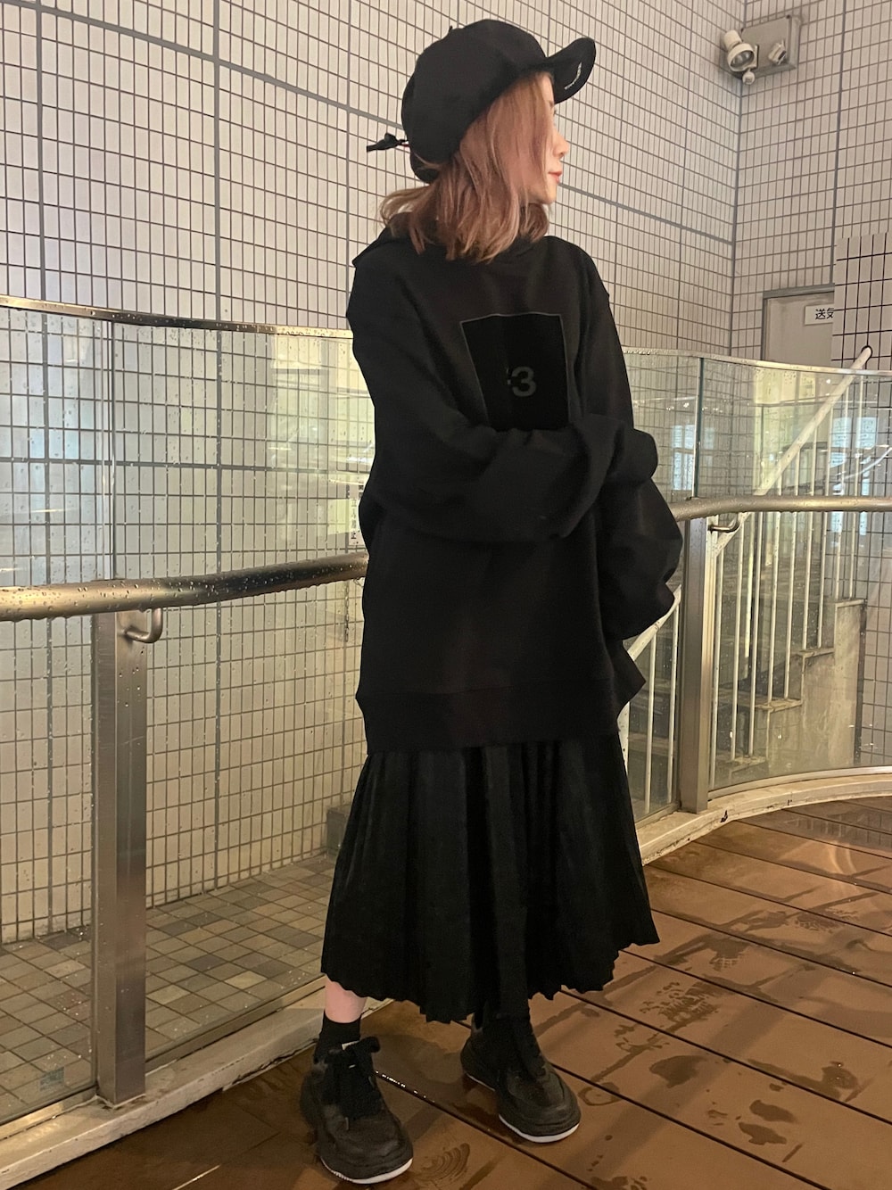 「カジュアル、ブラック、秋のコーデ、モノトーン、休日スタイル、休日コーデ、きれいめカジュアル、低身長、秋、オトナカジュアル」｜「Y-3のアイテム（パーカー、ブラック系）」を使った、IZUHARA MAYUさん（レディース・155cm）の秋コーディネートの1枚目の写真