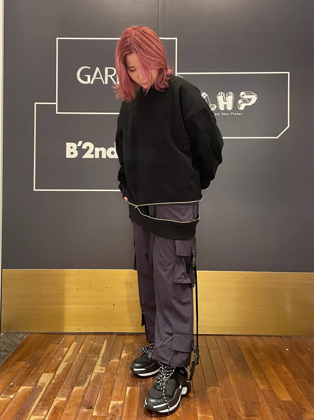 ブラック系のスウェット、ブラック系のスニーカー、ブラック系のスウェットを着用したレディースの秋コーディネートの1枚目の写真