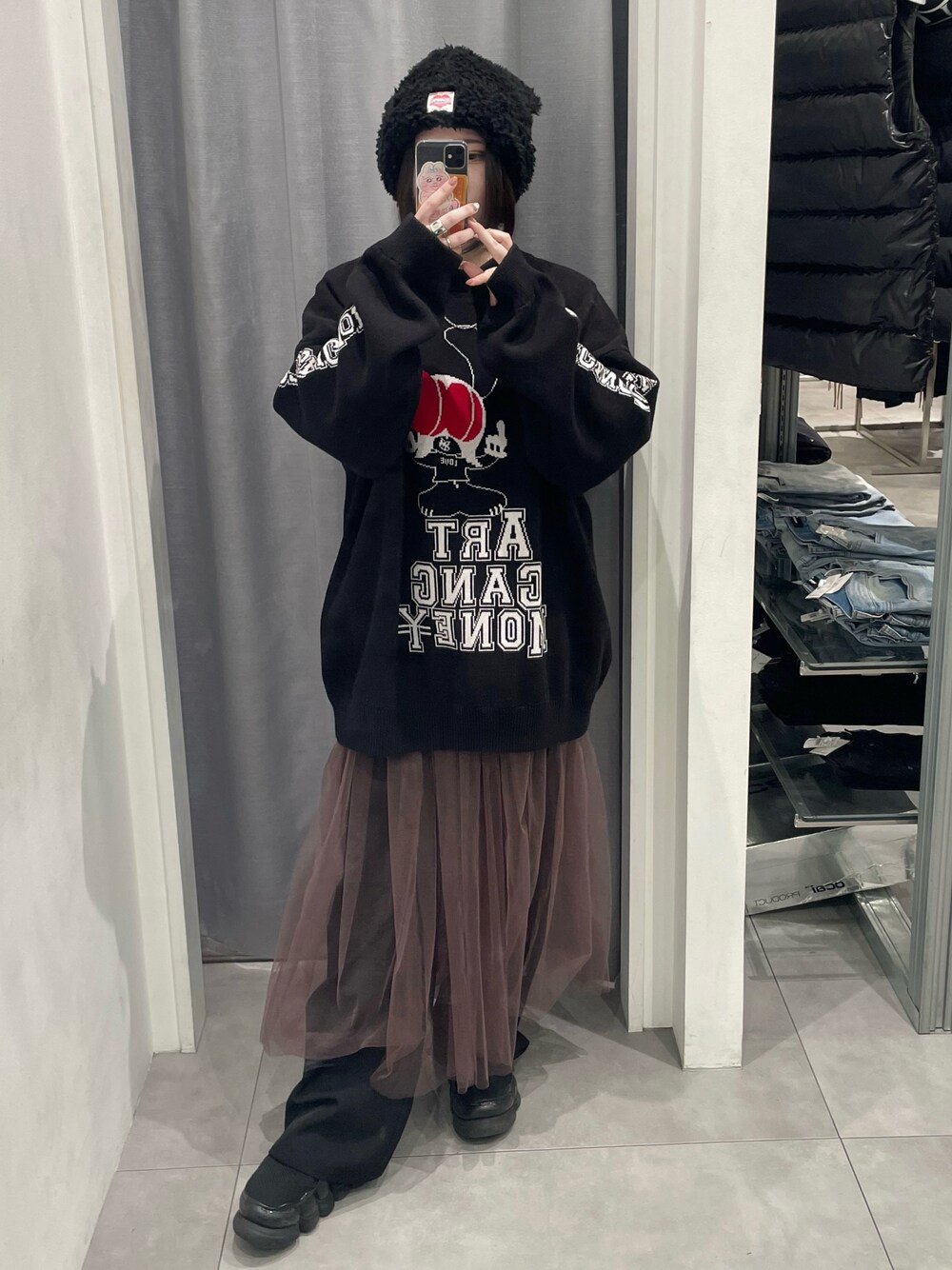 「レイヤードスタイル、ニット、カジュアルスタイル、カジュアル、シンプルスタイル、シンプル、オーバーサイズ、おしゃれさんと繋がりたい、ブラック、ブラックコーデ、今日のコーデ、秋服、秋コーデ、秋冬コーデ、オトナカジュアル」｜「WHITELANDのアイテム（ニット/セーター、ブラック系）」を使った、IZUHARA MAYUさん（レディース・155cm）の秋コーディネートの1枚目の写真