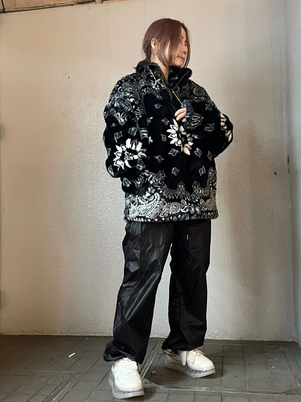 「アウター、ビッグシルエット、ストリート、休日スタイル、ペイズリー、リラックススタイル、ゆるコーデ、オトナ女子、ボリューム袖、低身長女子」｜「DANKE SCHONのDankeSchon/ダンケシェーン/ペイズリーブルゾン（ブルゾン、ブラック系）」を使った、IZUHARA MAYUさん（レディース・155cm）の冬コーディネートの1枚目の写真