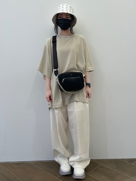 「WHITELAND（ホワイトランド）のアイテム（ショルダーバッグ）」を使った、IZUHARA MAYUさん（レディース・155cm）の夏コーディネート