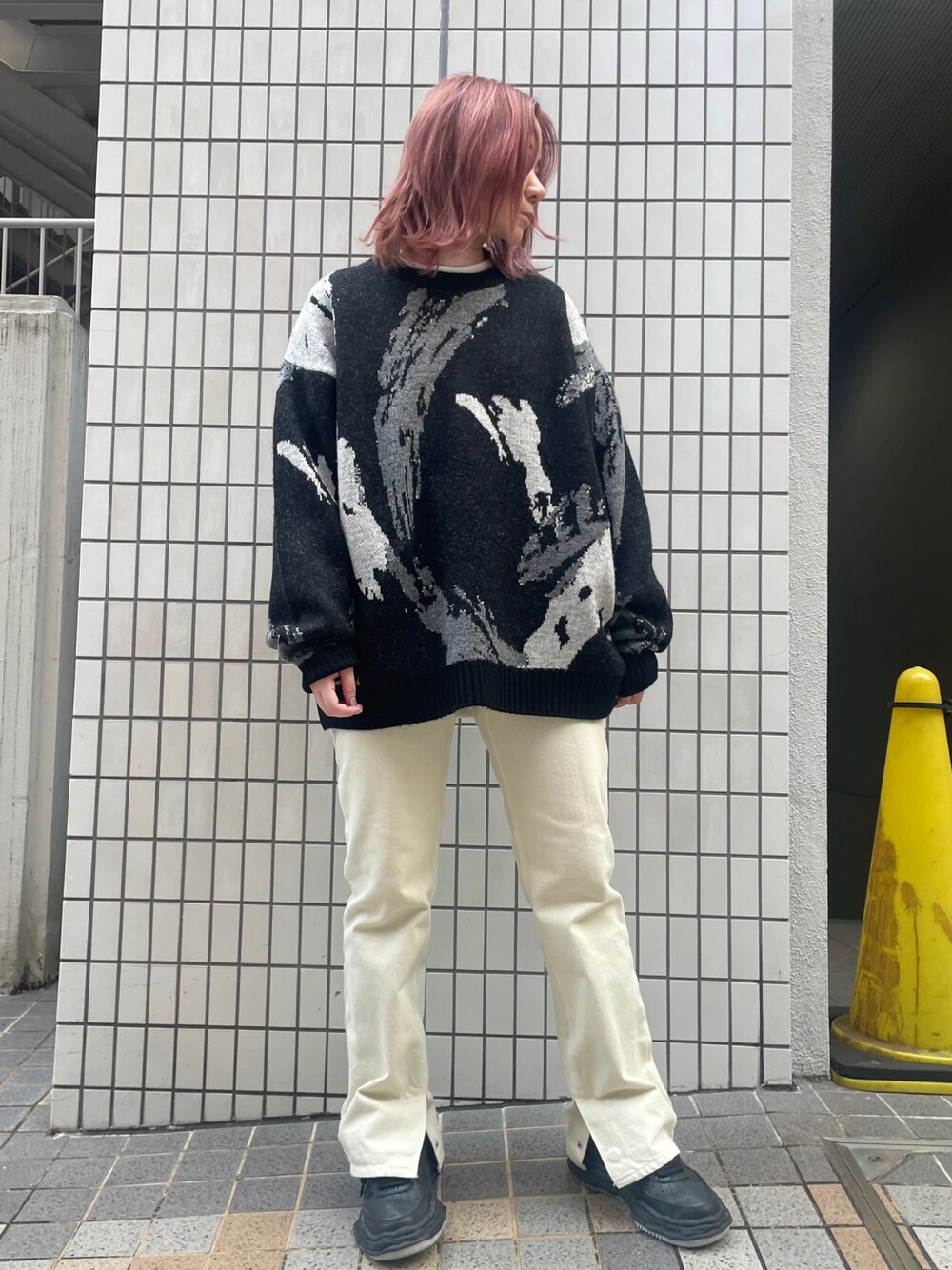 ブラック系のニット/セーター、ブラック系のニット/セーター、ブラック系のニット/セーターを着用したレディースの秋コーディネートの1枚目の写真