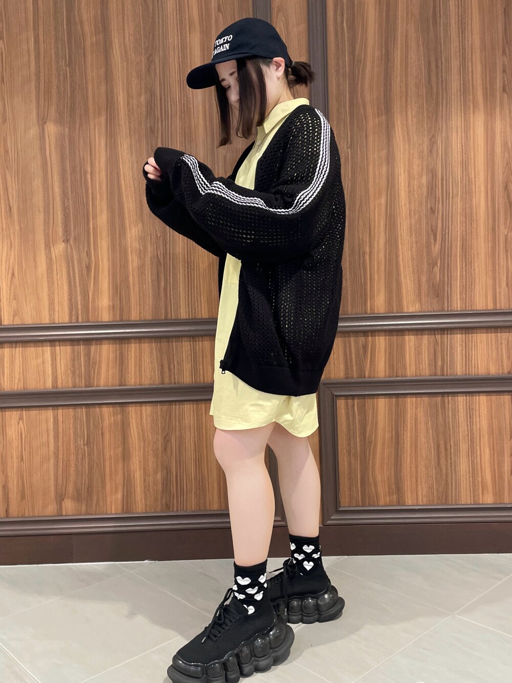 「春服、DankeSchon、おしゃれさんと繋がりたい、モノトーン、春ニット、はるコーデ、オーバーサイズ、低身長女子、きれいめコーディネート、きれいめカジュアル、カジュアル、韓国ファッション、アウター、春、おでかけコーデ」｜「DANKE SCHONのアイテム（カーディガン/ボレロ、ブラック系）」を使った、IZUHARA MAYUさん（レディース・155cm）の春コーディネートの1枚目の写真