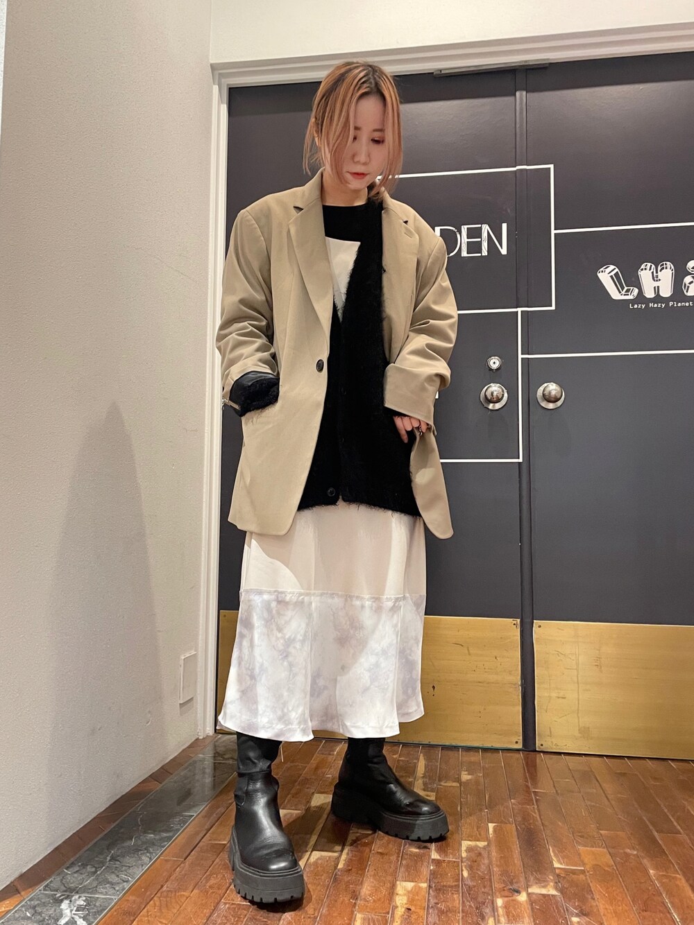 「ニット、ジャケット、冬コーデ、レイヤードスタイル、大人カジュアル、休日スタイル、ラフ、シンプルコーデ、ゆるコーデ、オトナ女子」｜「DANKE SCHONのDankeSchon/ダンケシェーン/フェザーモールカーディガン（カーディガン/ボレロ、ブラック系）」を使った、IZUHARA MAYUさん（レディース・155cm）の冬コーディネートの1枚目の写真