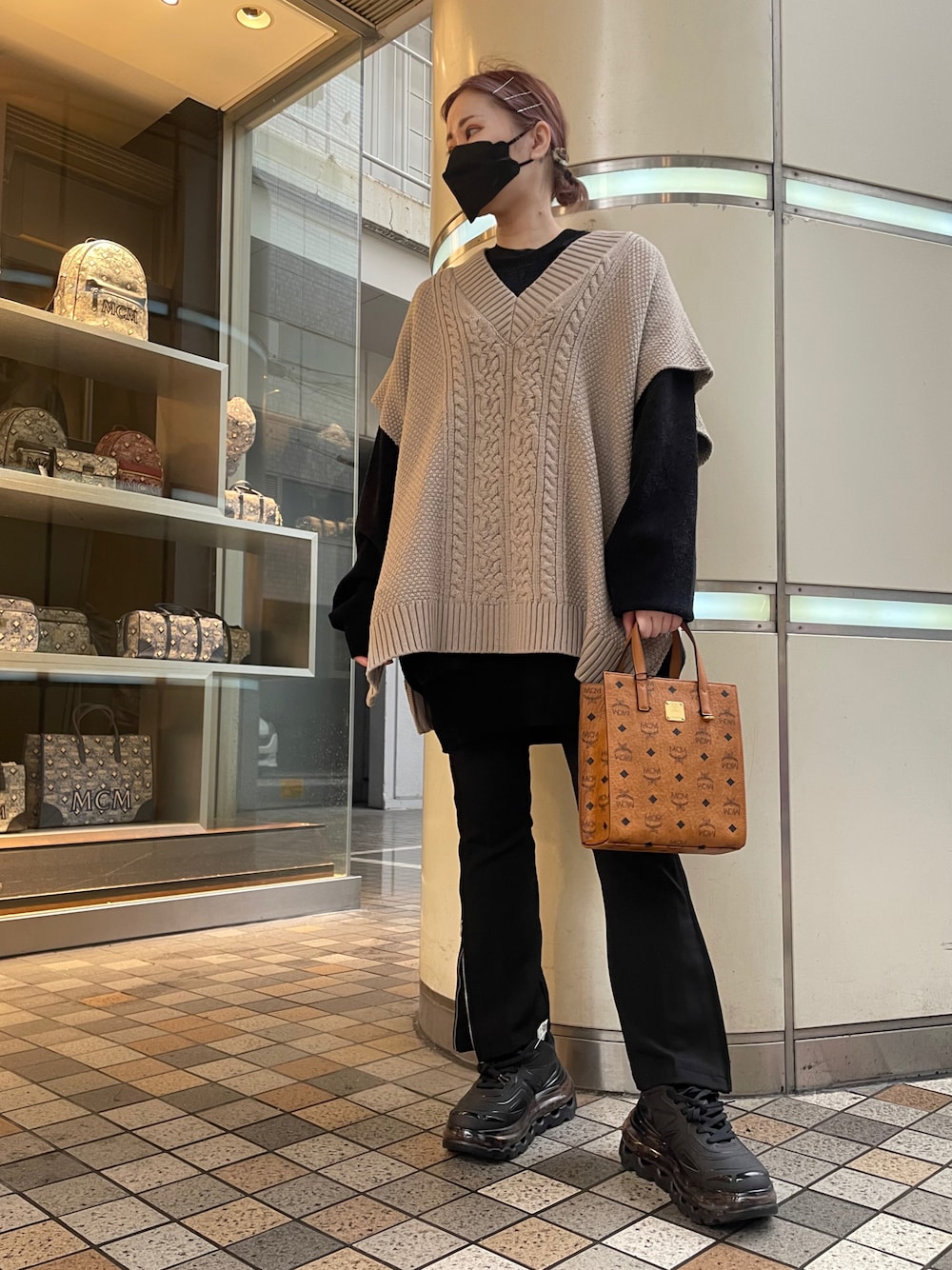 「ワントーンコーデ、秋のコーデ、ストリート、ベスト、オーバーサイズ、大人カジュアル、休日スタイル、ラフ、ootd、ラクチンコーデ」｜「DANKE SCHONのDankeSchon/ダンケシェーン/ジップアップニットベスト（ベスト、グリーン系）」を使った、IZUHARA MAYUさん（レディース・155cm）の秋コーディネートの1枚目の写真