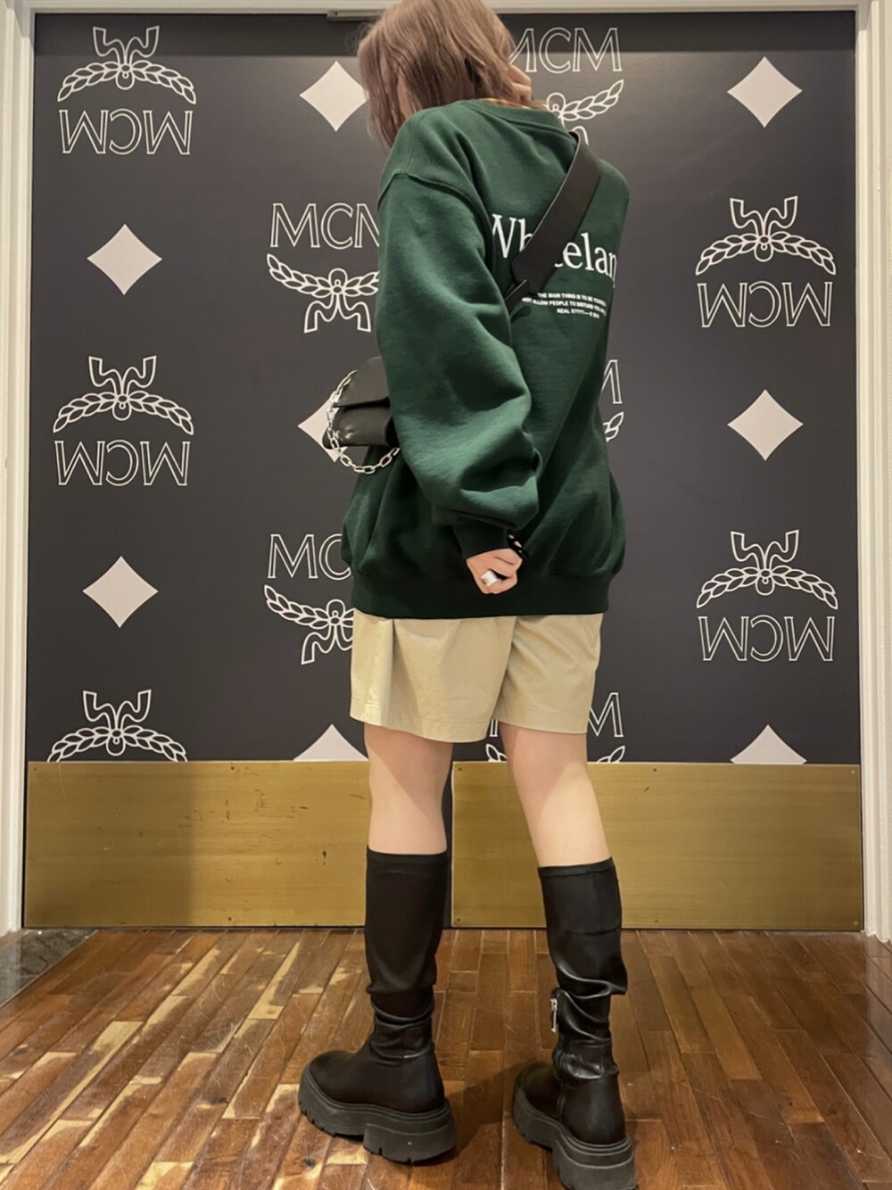 グリーン系のスウェット、グリーン系のスウェットを着用したレディースの春コーディネートの1枚目の写真