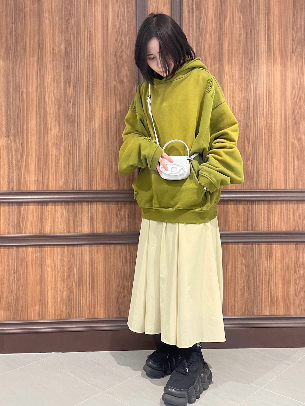 「春コーデ、パーカー、春服、春カラー、イエロー、オーバーサイズ、ビッグシルエット、お出かけコーデ、カジュアル、カジュアルミックス、春、春夏コーデ、オトナカワイイ、フェミニン、おしゃれさんと繋がりたい」｜「WHITELANDのWHITELAND/ホワイトランド/VINTAGE DAMEGE HOODIE（パーカー、イエロー系）」を使った、IZUHARA MAYUさん（レディース・155cm）の春コーディネートの1枚目の写真
