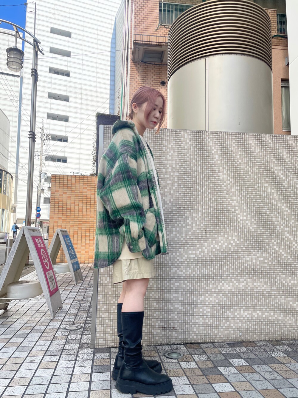 グリーン系のシャツ/ブラウス、グリーン系のシャツ/ブラウスを着用したレディースの秋コーディネートの1枚目の写真