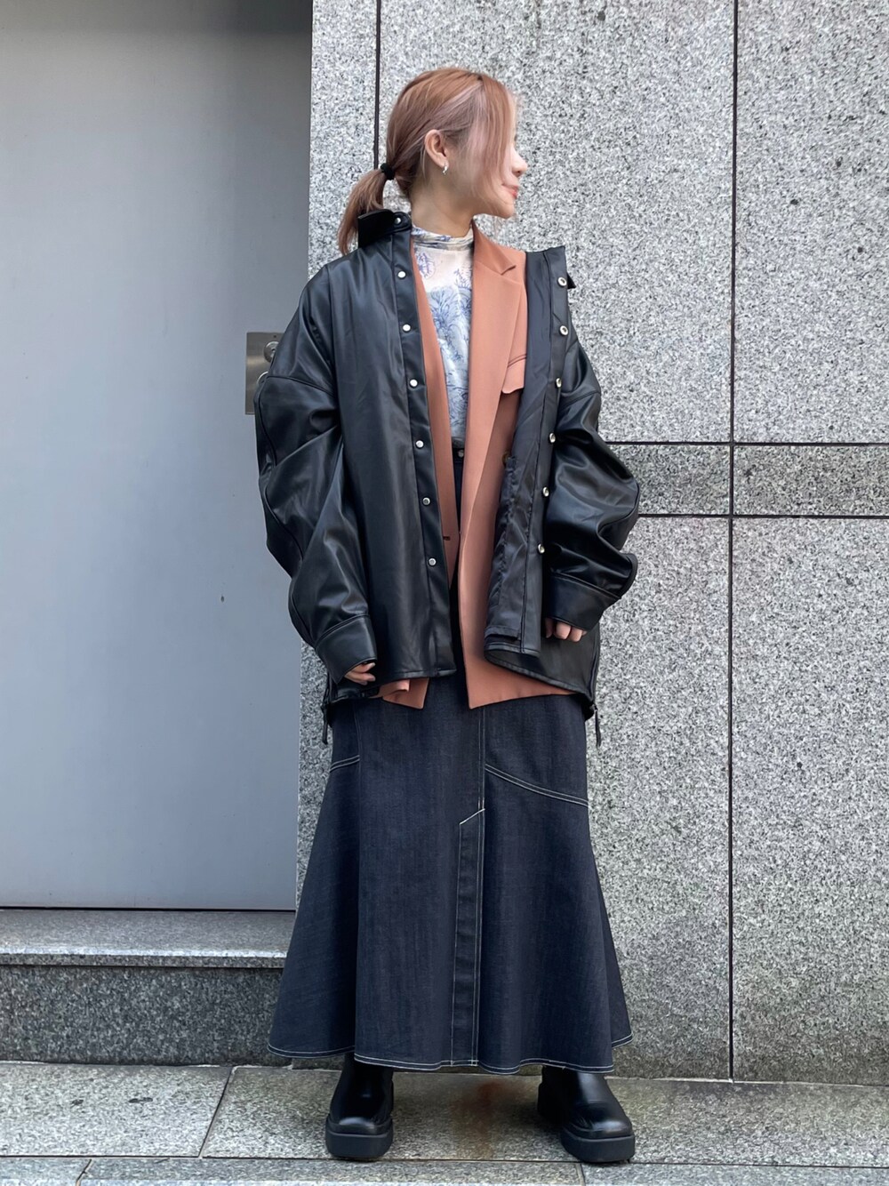 ブラック系のシャツ/ブラウス、ブラック系のシャツ/ブラウス、ブラック系のシャツ/ブラウスを着用したレディースの秋コーディネートの1枚目の写真