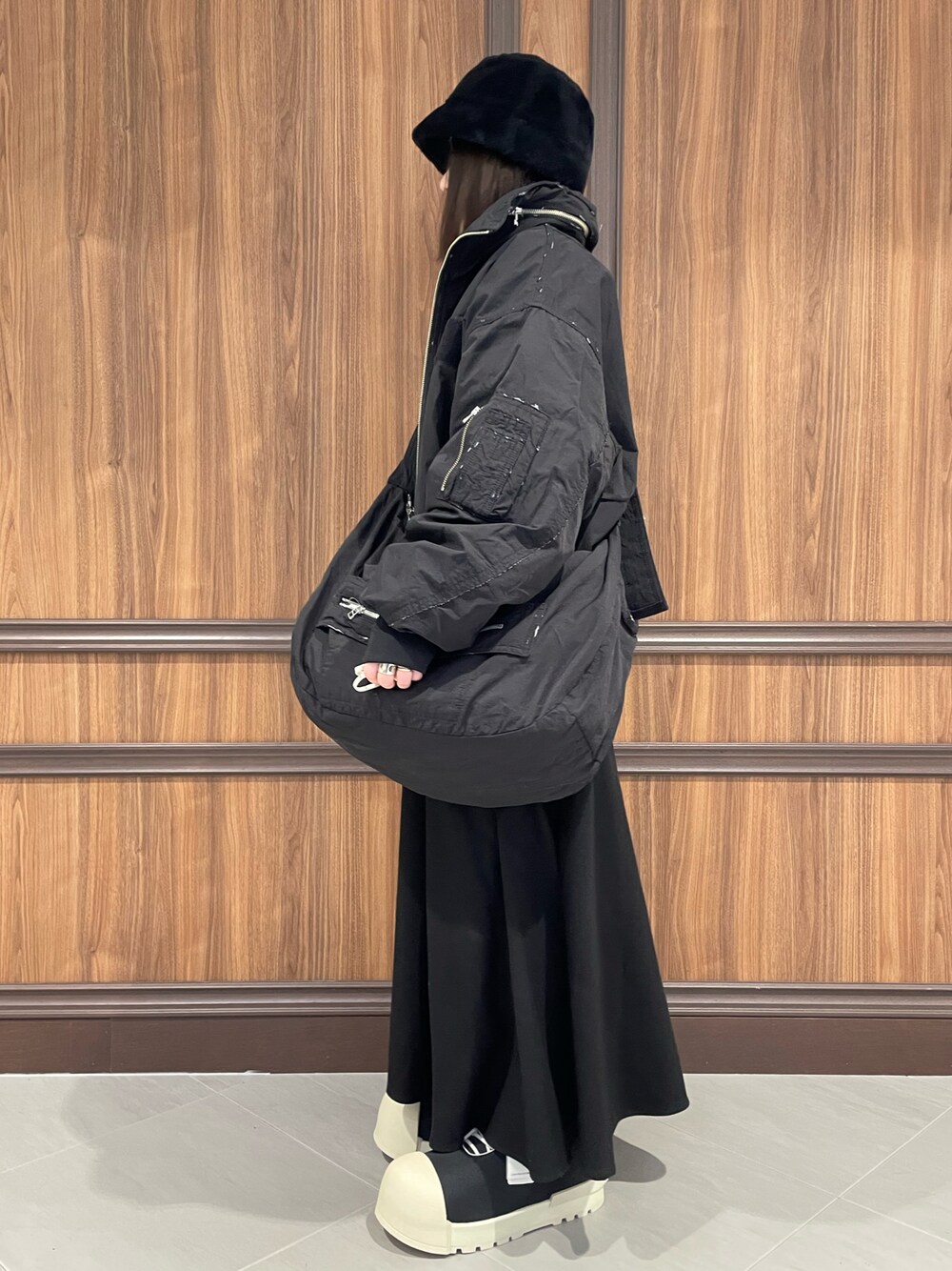 「冬服、ラクチンコーデ、お出かけコーデ、冬アウター、着回しコーデ、オーバーサイズ、シンプルスタイル、シンプル、休日スタイル、ワントーンコーデ、ゆるコーデ、低身長コーデ、ブラックコーデ、キレイめ、カジュアル」｜「DANKE SCHONのDankeschon/ダンケシェーン/BONDING M-65（その他アウター、ブラック系）」を使った、IZUHARA MAYUさん（レディース・155cm）の冬コーディネートの1枚目の写真