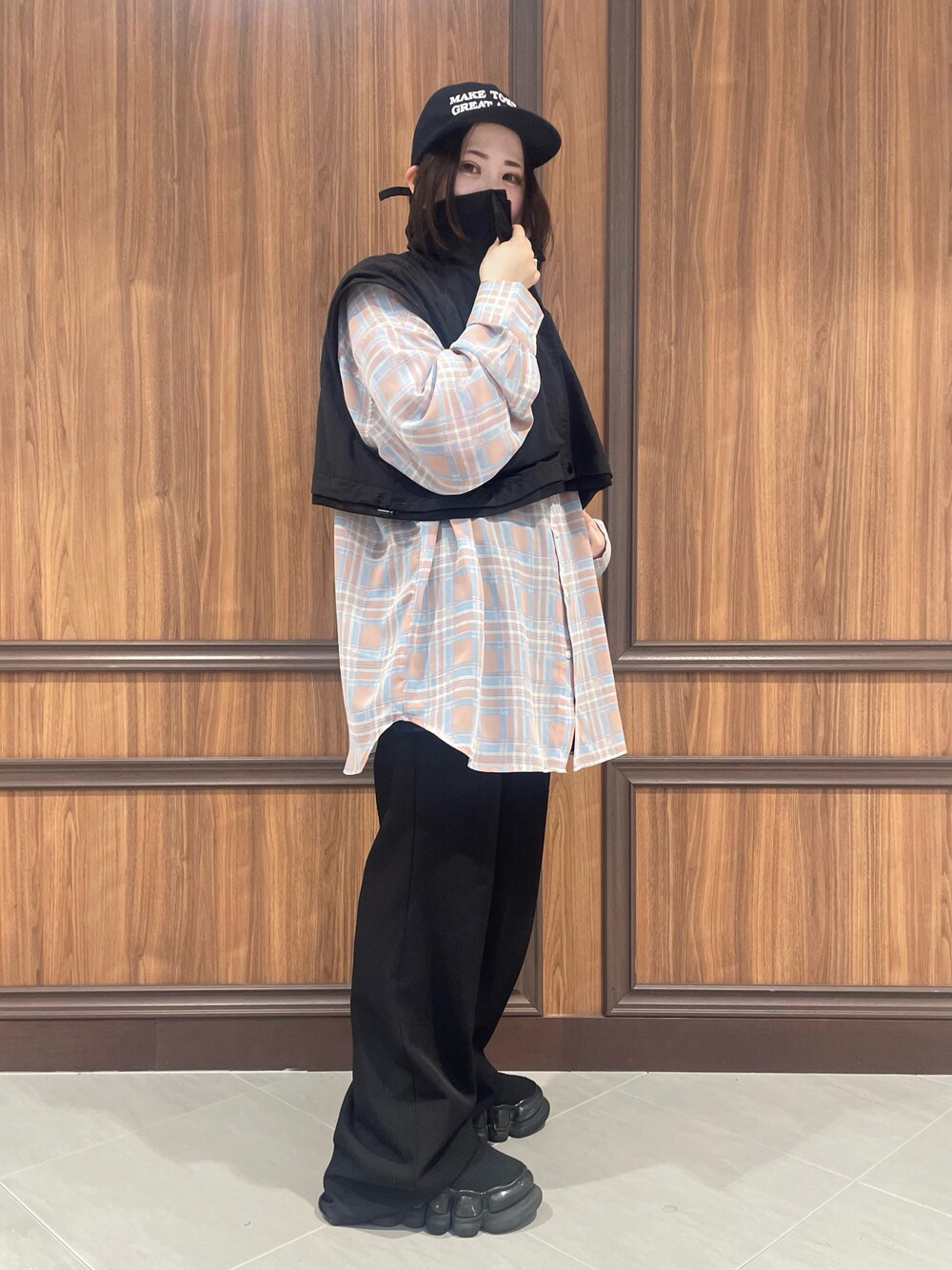 「韓国ファッション、シャツスタイル、シャツ、春服コーデ、夏コーデ、夏服、ピンクシャツ、ootd、ラフコーデ、カジュアル、カジュアルコーデ、オーバーサイズ、ビッグシルエット、レイヤードスタイル、着回しコーデ」｜「WHITELANDのWHITELAND/ホワイトランド/CHIFFON CHECK SHIRTS（シャツ/ブラウス、ピンク系）」を使った、IZUHARA MAYUさん（レディース・155cm）の春コーディネートの1枚目の写真