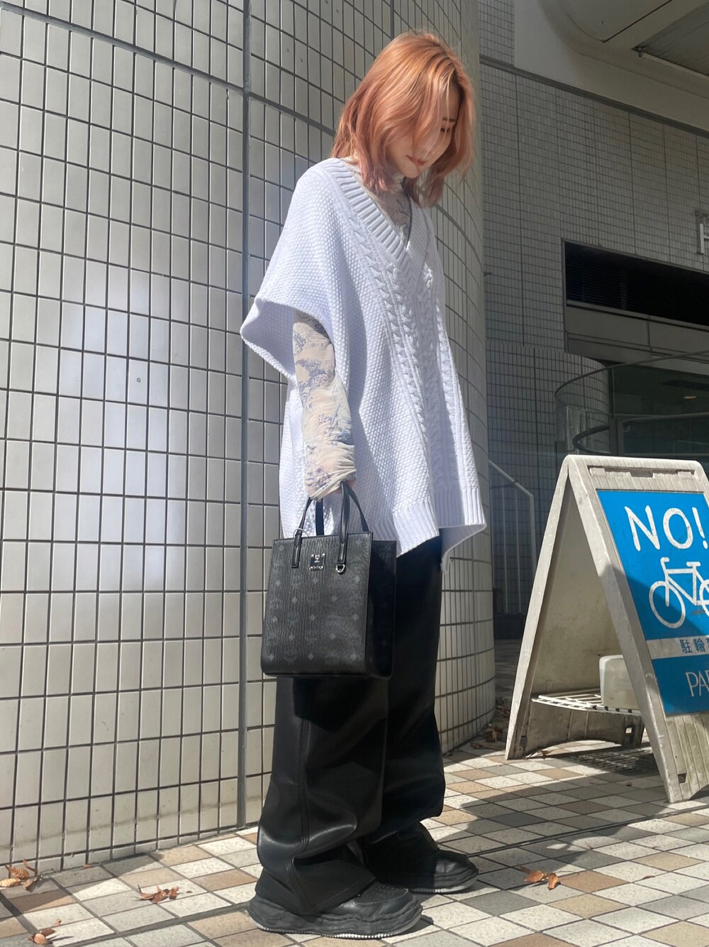 「ニット、ベスト、オーバーサイズ、大人カジュアル、休日コーデ、きれいめカジュアル、今日のコーデ、韓国ファッション、秋コーデ、秋冬コーデ」｜「DANKE SCHONのDankeSchon/ダンケシェーン/ジップアップニットベスト（ベスト、ホワイト系）」を使った、IZUHARA MAYUさん（レディース・155cm）の秋コーディネートの1枚目の写真