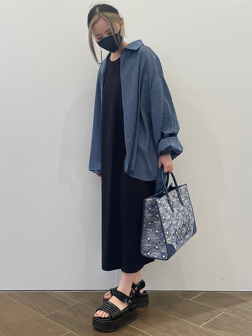 ブルー系のシャツ/ブラウス、ブルー系のトートバッグ、ブルー系のシャツ/ブラウスを着用したレディースの夏コーディネートの1枚目の写真