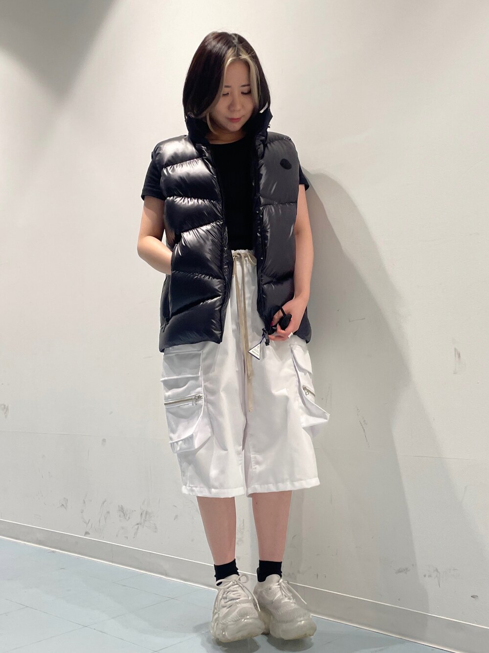 ホワイト系のカーゴパンツ、ホワイト系のカーゴパンツを着用したレディースの夏コーディネートの1枚目の写真