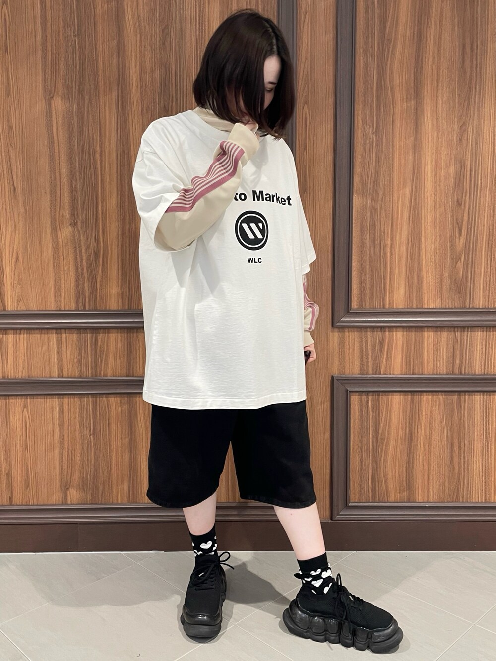 「ラクチンコーデ、きれいめカジュアル、カジュアル、カジュアルコーデ、春カラー、ラフコーデ、着回しコーデ、黒コーデ、Tシャツ、オーバーサイズ、ビッグシルエット、レイヤードスタイル、トラックジャケット、whiteland、韓国ファッション」｜「WHITELANDのWHITELAND/ホワイトランド/CRYPTO MARKET TEE（Tシャツ/カットソー、ホワイト系）」を使った、IZUHARA MAYUさん（レディース・155cm）の春コーディネートの1枚目の写真