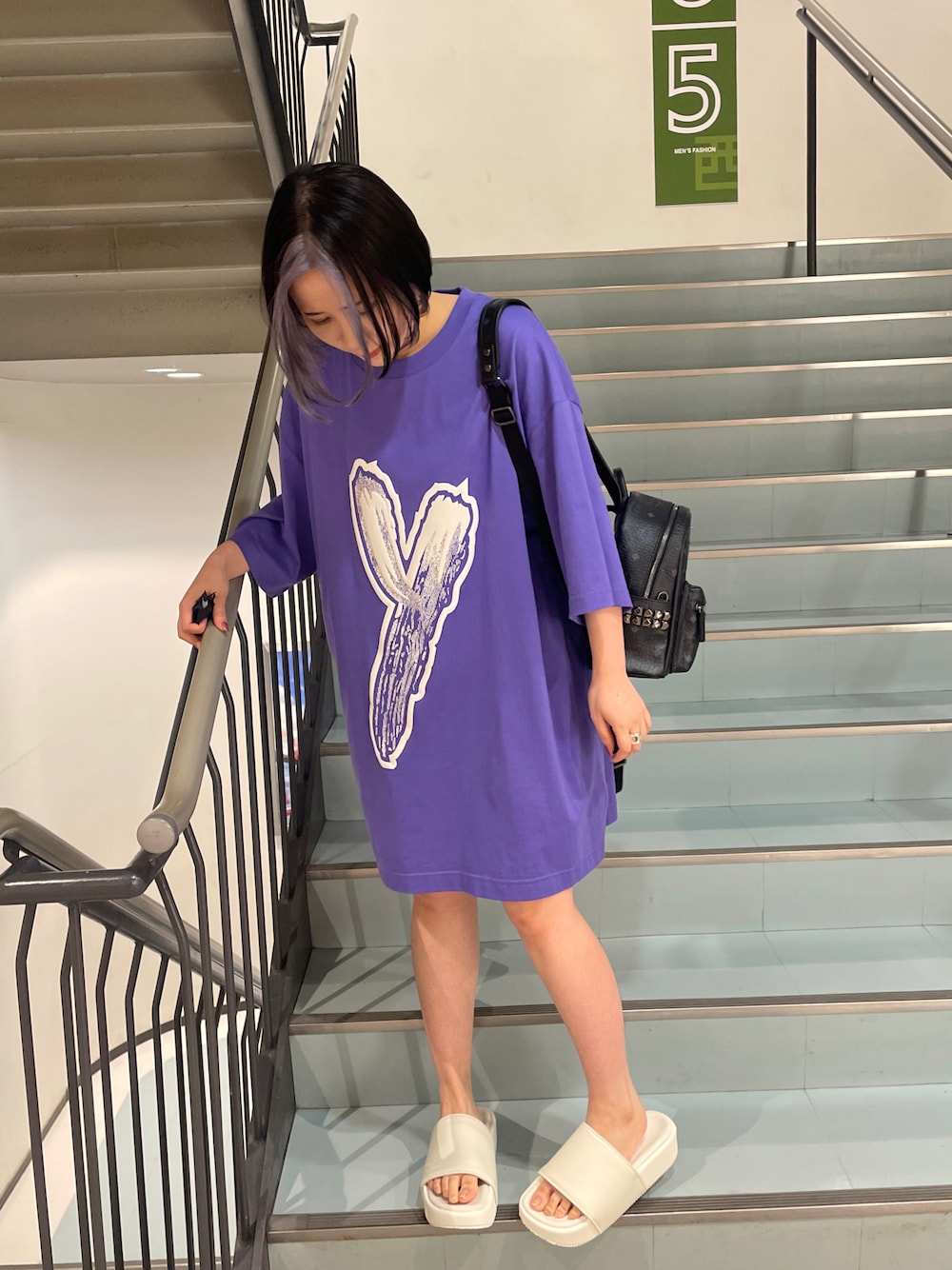 「夏、モノトーン、休日スタイル、サンダル、大人コーデ、きれいめカジュアル、ootd、シンプルコーデ、夏コーデ、低身長コーデ」｜「MCMのMCM/エムシーエム/STARK BACKPACK SMALL（バックパック/リュック、ブラック系）」を使った、IZUHARA MAYUさん（レディース・155cm）の夏コーディネートの1枚目の写真