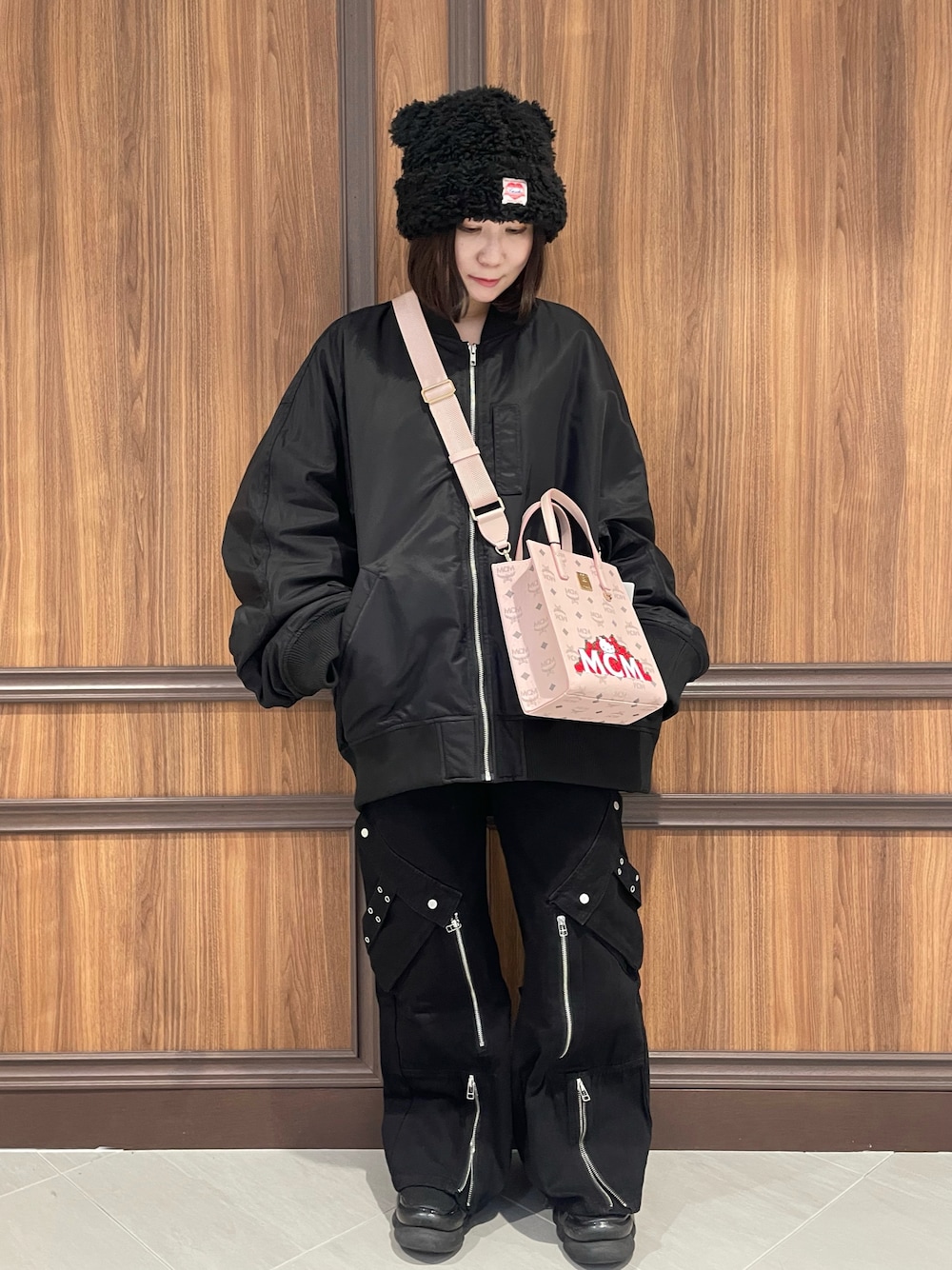 「冬アウター、MA-1、モノトーンコーデ、カジュアルガーリー、大人コーデ、ラクチンコーデ、今日のコーデ、大人女子、ダウンジャケット、ブラック、ブラックコーデ、オーバーサイズ、シンプルスタイル、シンプル、ゆるコーデ」｜「WHITELANDのWHITELAND/ホワイトランド/BIG MA-1（MA-1、ブラック系）」を使った、IZUHARA MAYUさん（レディース・155cm）の冬コーディネートの1枚目の写真