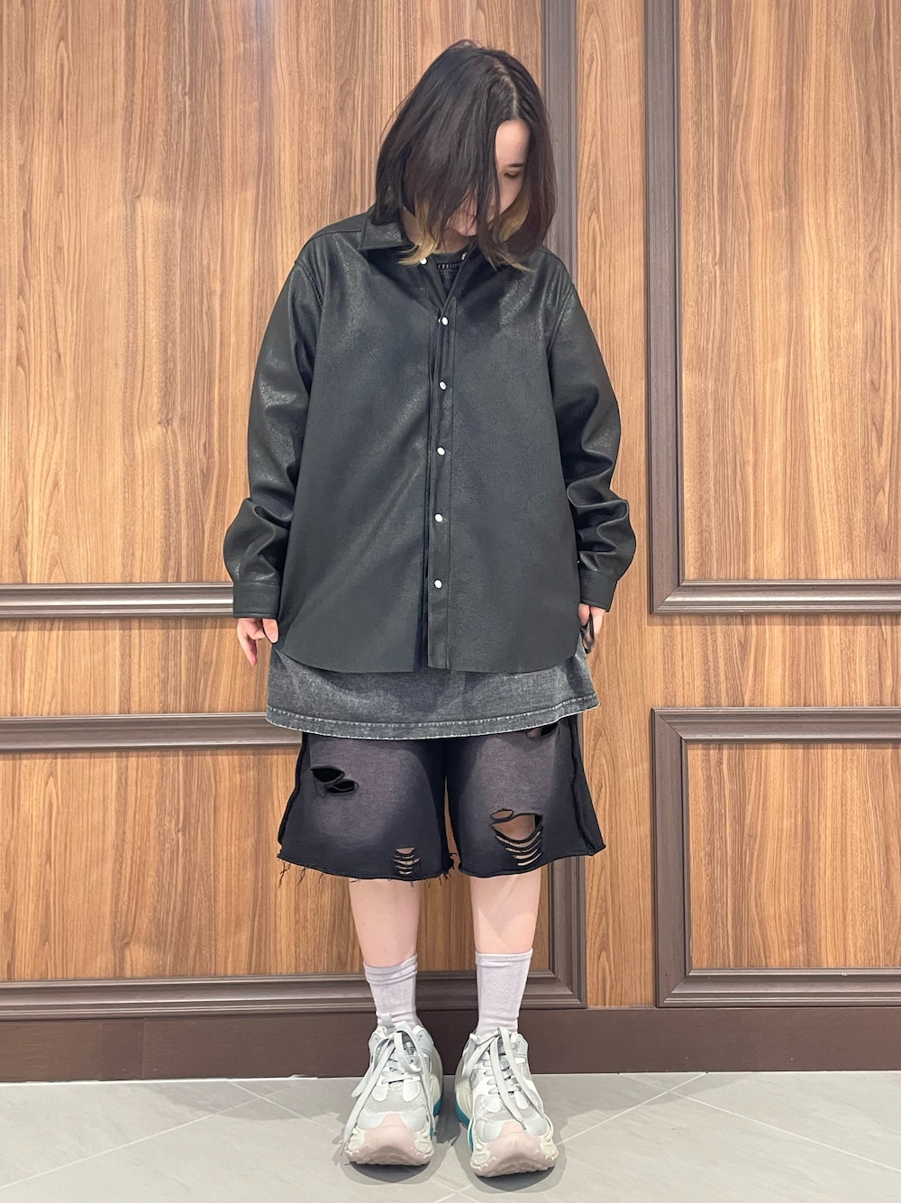 ブラック系のシャツ/ブラウスを着用したレディースの秋コーディネートの1枚目の写真