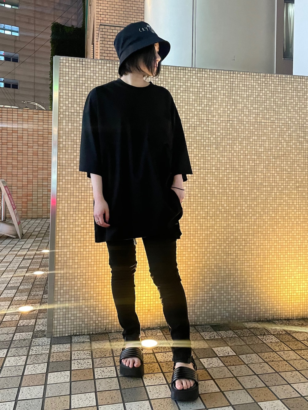 「ストリート、大人カジュアル、ラフ、大人コーデ、モード、リラックススタイル、シンプルコーデ、低身長、着回しコーデ、オトナ女子」｜「A4AのA4A/エーフォーエー/強撚糸ラウンドポケット半袖Tシャツ（Tシャツ/カットソー、ブラック系）」を使った、IZUHARA MAYUさん（レディース・155cm）の夏コーディネートの1枚目の写真