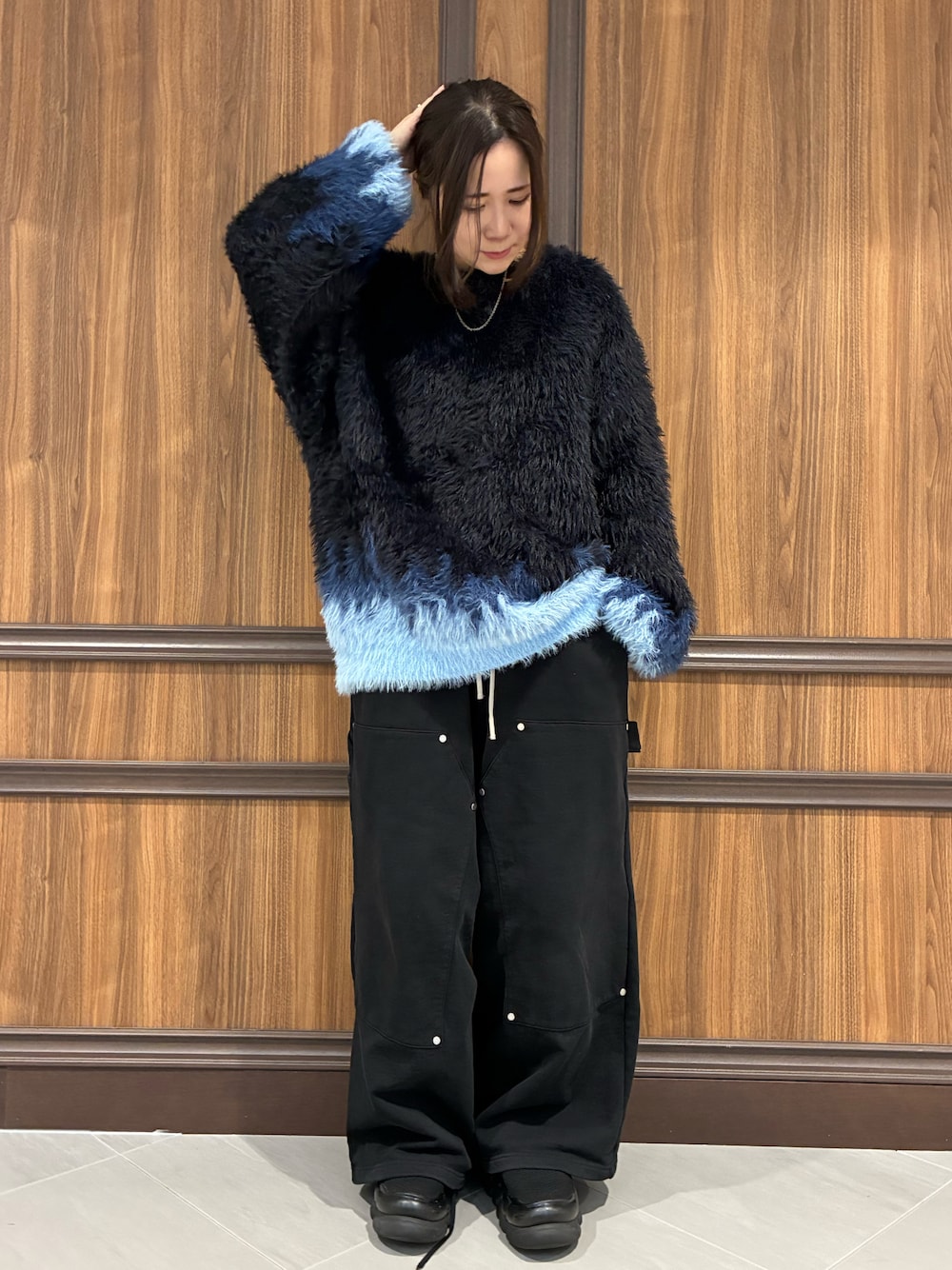 ブルー系のニット/セーターを着用したレディースの秋コーディネートの1枚目の写真