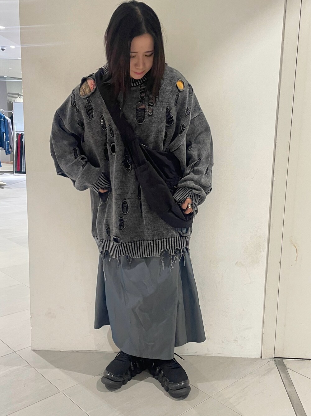 「古着MIX、ニット、ダメージ、オトナカワイイ、オーバーサイズ、モノトーン、秋服準備はじめました、低身長女子、大人カジュアル、カジュアル、カジュアルコーデ、モノトーンコーデ、シンプル、シンプルスタイル、大人コーデ」｜「DANKE SCHONのアイテム（ニット/セーター、グレー系）」を使った、IZUHARA MAYUさん（レディース・155cm）の夏コーディネートの1枚目の写真