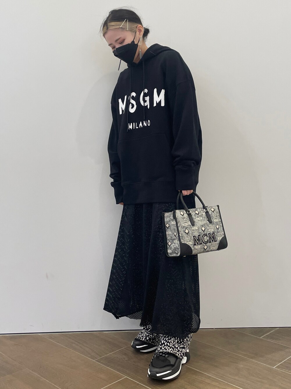 「シンプル、ブラック、ワントーンコーデ、パーカー、秋のコーデ、モノトーン、きれいめカジュアル、シンプルコーデ、楽チンコーデ、秋コーデ」｜「NakedWolfeのNakedWolfe/ネイキッドウルフ/TRACK/チャンキースニーカー（スニーカー、ブラック系）」を使った、IZUHARA MAYUさん（レディース・155cm）の夏コーディネートの1枚目の写真