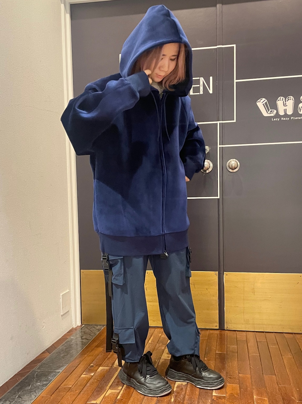 ブルー系のパーカー、ブルー系のカーゴパンツを着用したレディースの秋コーディネートの1枚目の写真
