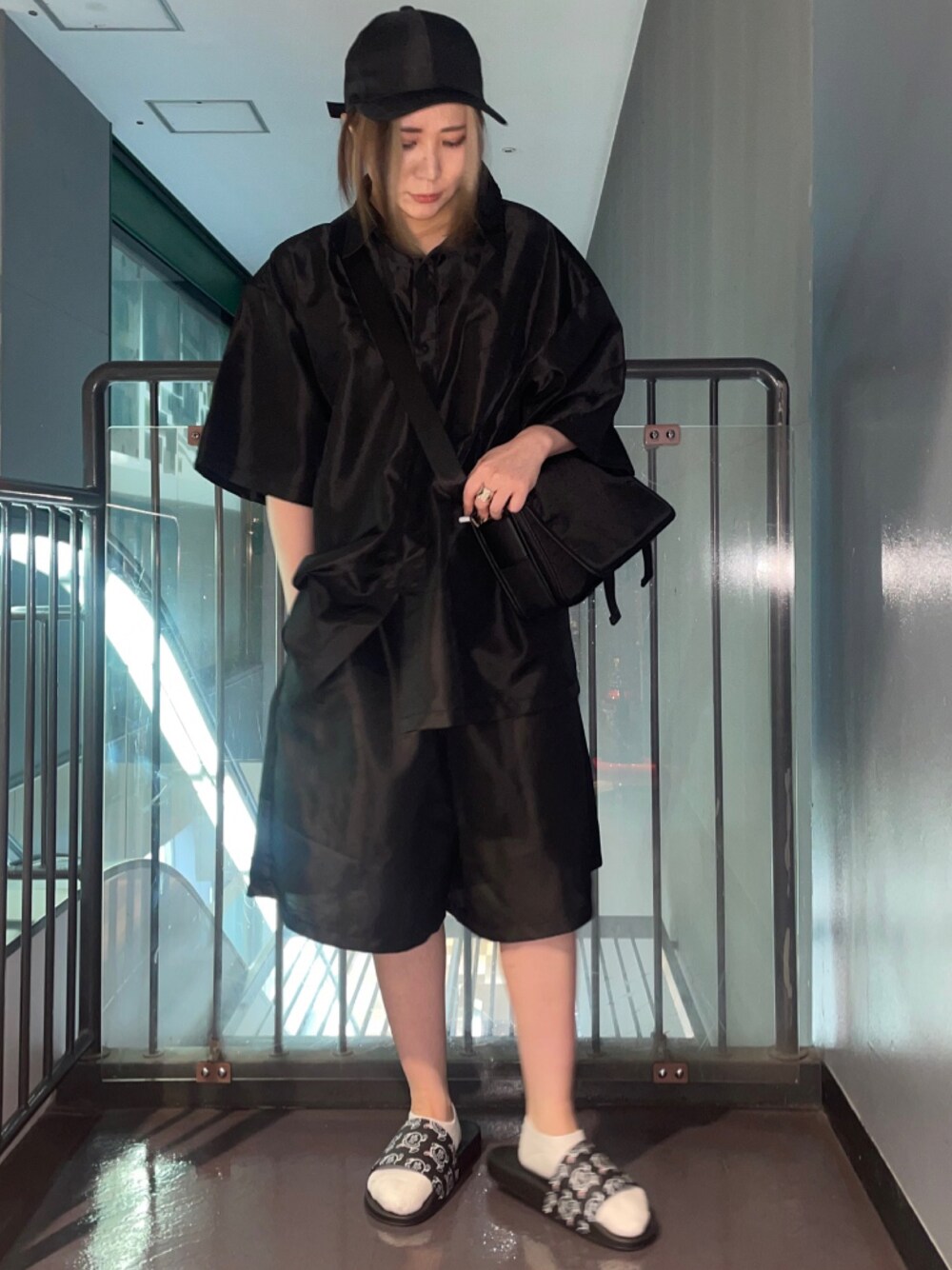 ブラック系のシャツ/ブラウス、ブラック系のその他パンツを着用したレディースの春コーディネートの1枚目の写真