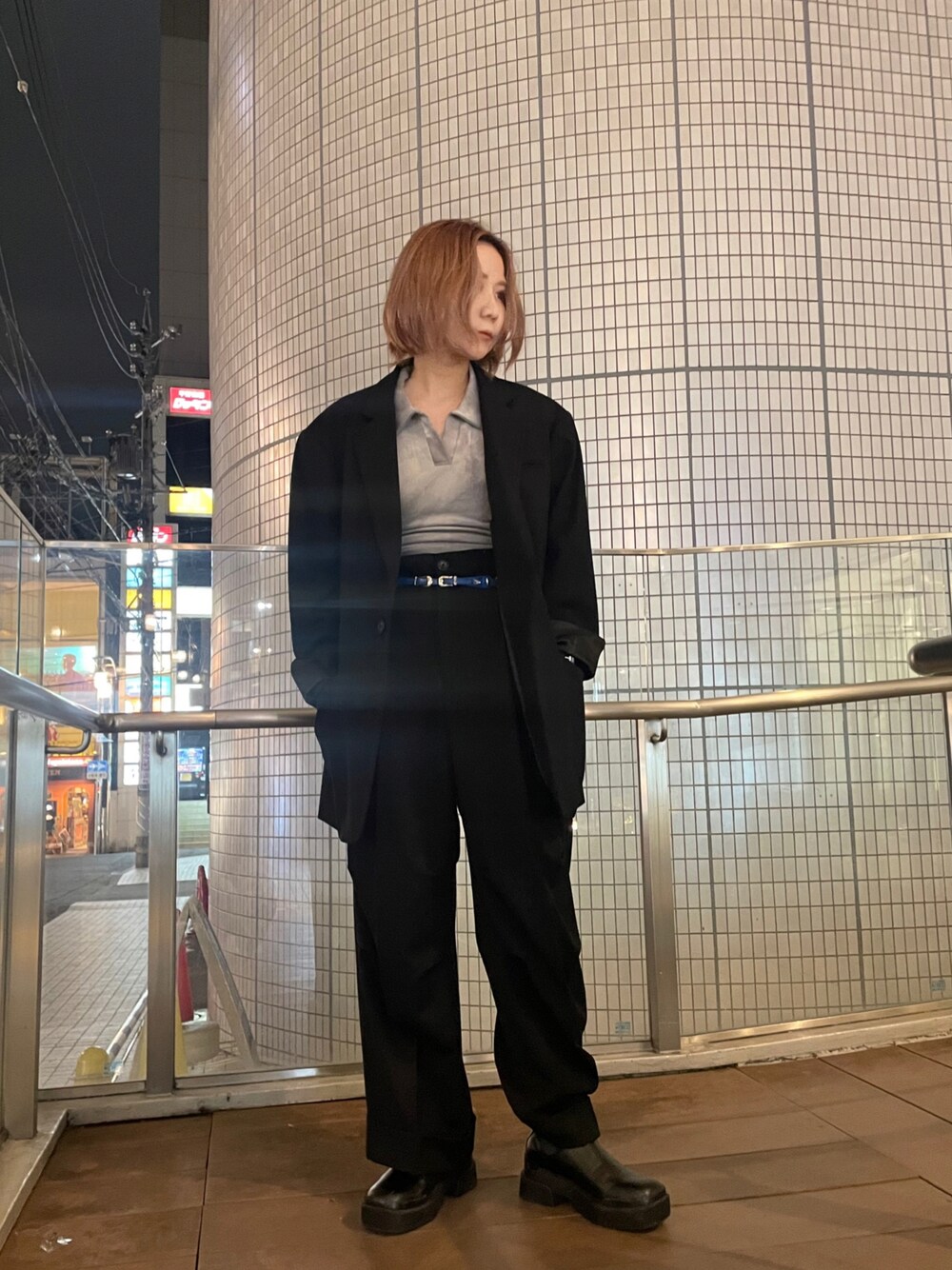 「ジャケット、セットアップ、シンプル、ブラック、モノトーン、休日スタイル、ユニセックス、パンツコーデ、ラクチンコーデ、低身長コーデ」｜「DANKE SCHONのDankeSchon/ダンケシェーン/ジップパンツ（スラックス、ブラック系）」を使った、IZUHARA MAYUさん（レディース・155cm）の秋コーディネートの1枚目の写真