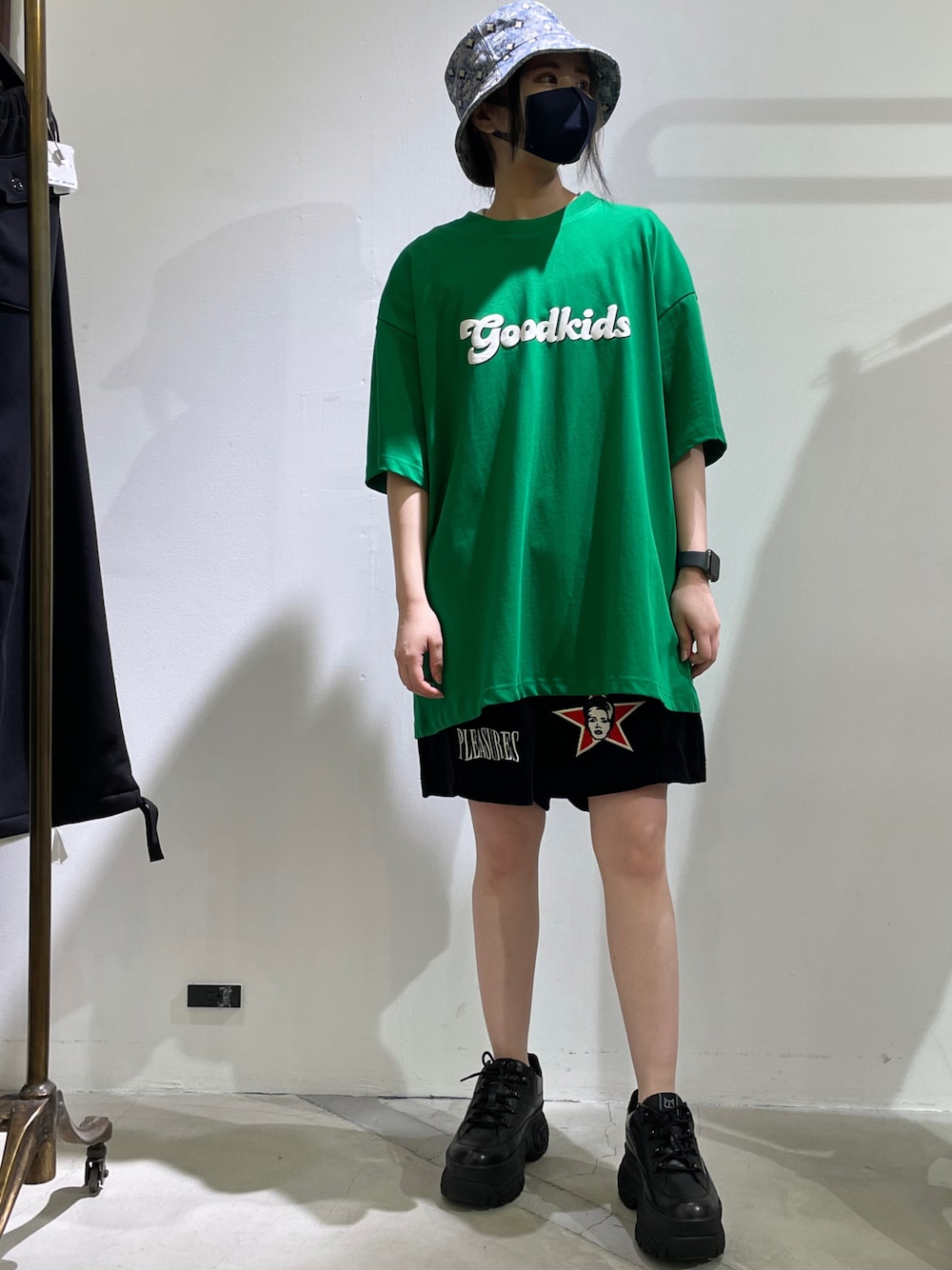 「ストリート、オーバーサイズ、メンズライク、休日コーデ、ビックシルエット、パンツスタイル、シンプルコーデ、着回しコーデ、韓国ブランド、韓国ファッション」｜「Evae mobのAFEWGOODKIDS/アフューグッドキッズ/サマーリミテッドTシャツ/SummerLimitedTee（Tシャツ/カットソー、グリーン系）」を使った、IZUHARA MAYUさん（レディース・155cm）の夏コーディネートの1枚目の写真