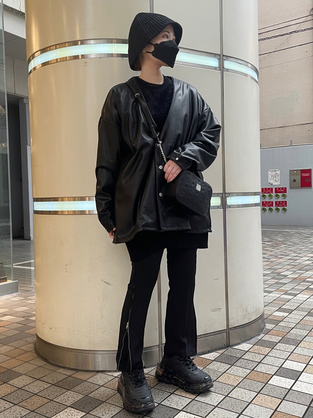 「カジュアル、ワントーンコーデ、秋のコーデ、オーバーサイズ、大人カジュアル、休日スタイル、ラフ、ootd、バケットハット、ゆるコーデ」｜「FLAGSTUFFのアイテム（ハット、ブラック系）」を使った、IZUHARA MAYUさん（レディース・155cm）の秋コーディネートの1枚目の写真