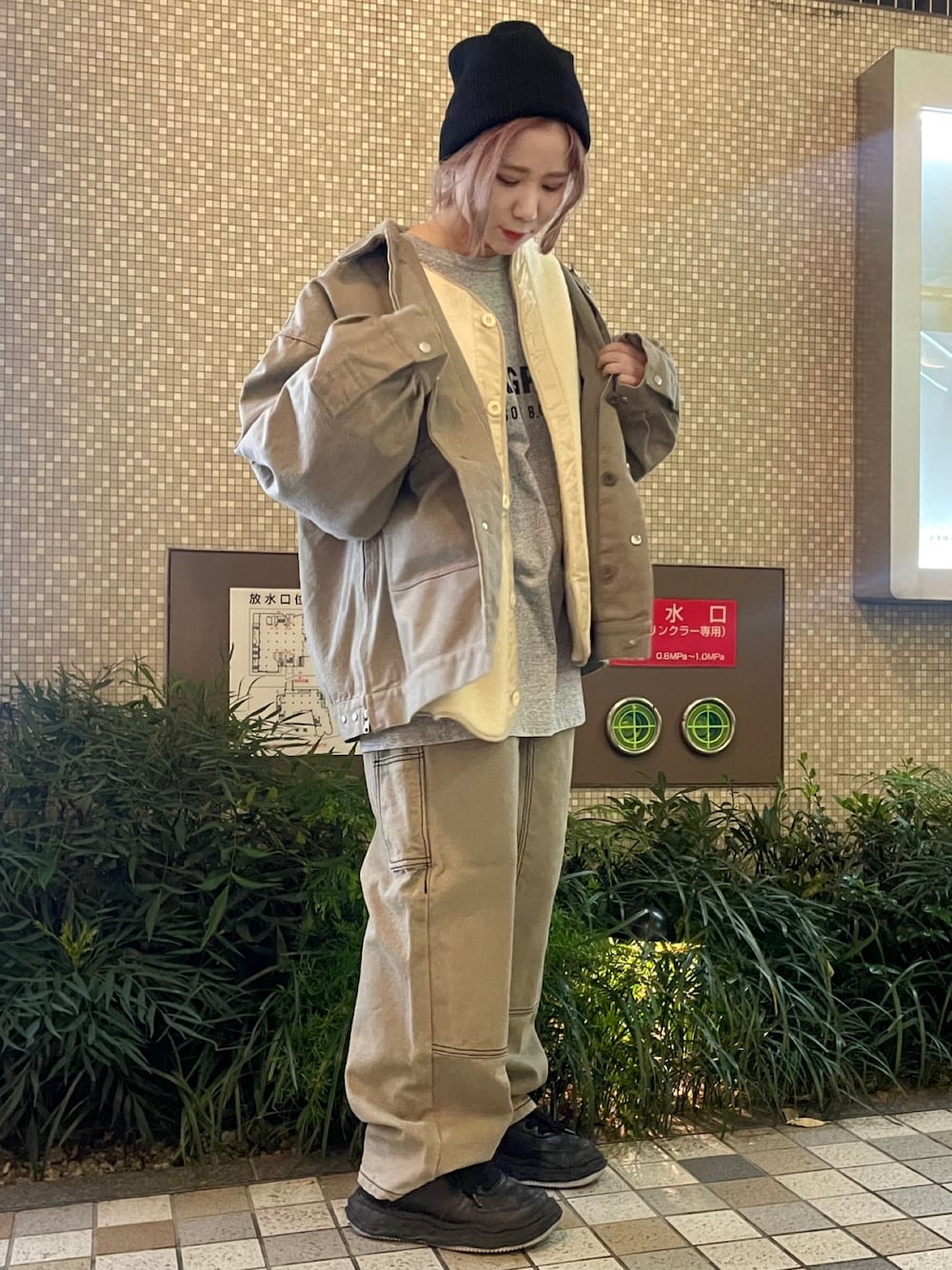 グリーン系のカバーオール、グリーン系のその他パンツ、グリーン系のカバーオールを着用したレディースの秋コーディネートの1枚目の写真