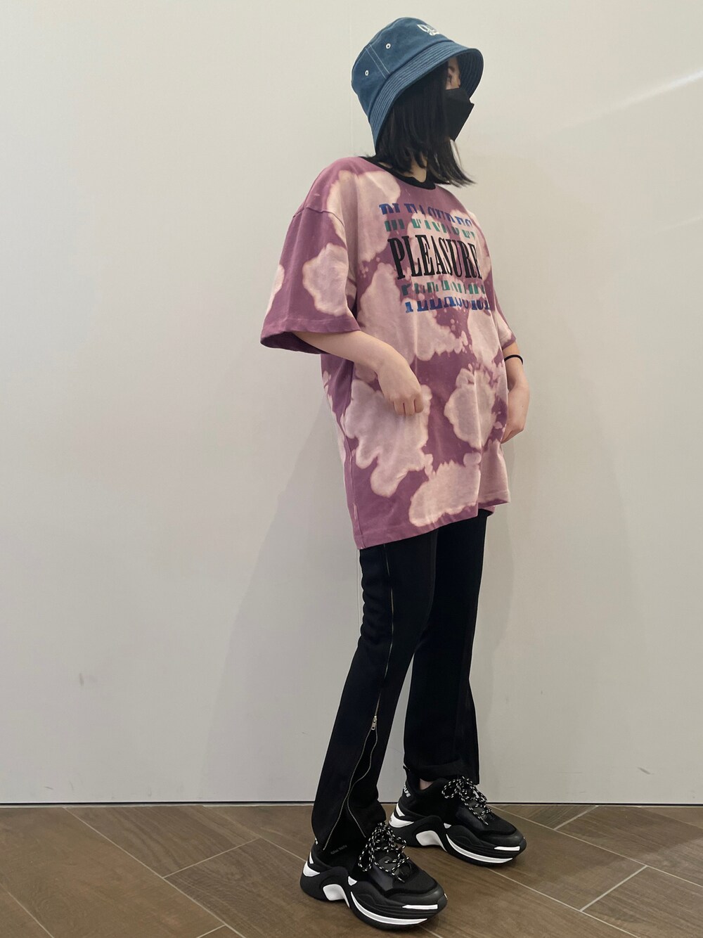 パープル系のTシャツ/カットソー、ブラック系のスラックス、ブラック系のスニーカーを着用したレディースの夏コーディネートの1枚目の写真