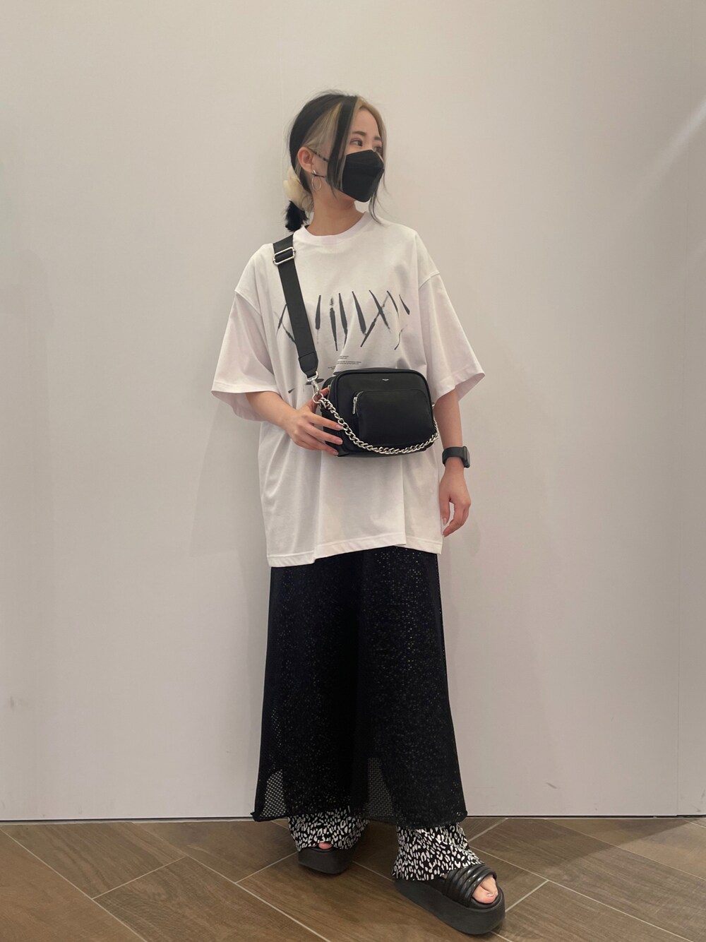 「カジュアル、ブラック、夏、オーバーサイズ、休日スタイル、メンズライク、キレイめ、大人コーデ、楽チンコーデ、オトナカジュアル」｜「ADD SEOULのADD SEOUL/アドソウル/RECOLLECTION PATCH TEE（Tシャツ/カットソー、ホワイト系）」を使った、IZUHARA MAYUさん（レディース・155cm）の夏コーディネートの1枚目の写真