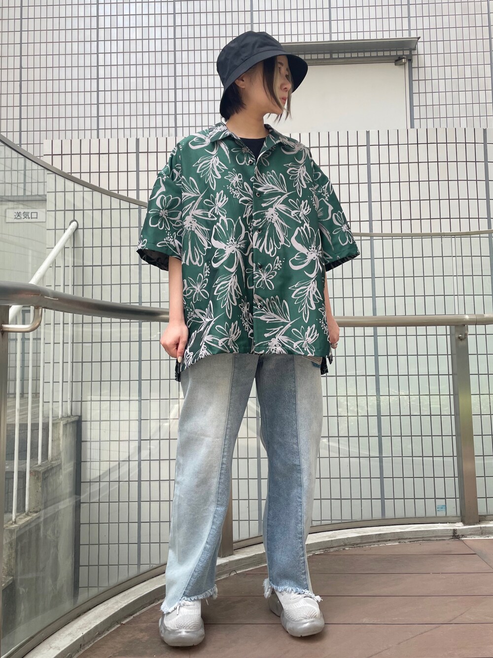 グリーン系のシャツ/ブラウス、ブルー系のデニムパンツ、ブルー系のその他パンツを着用したレディースの春コーディネートの1枚目の写真