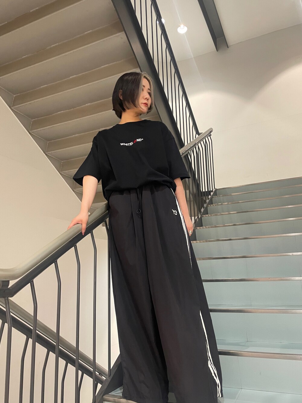 ブラック系のTシャツ/カットソー、ブラック系のTシャツ/カットソーを着用したレディースの夏コーディネートの1枚目の写真