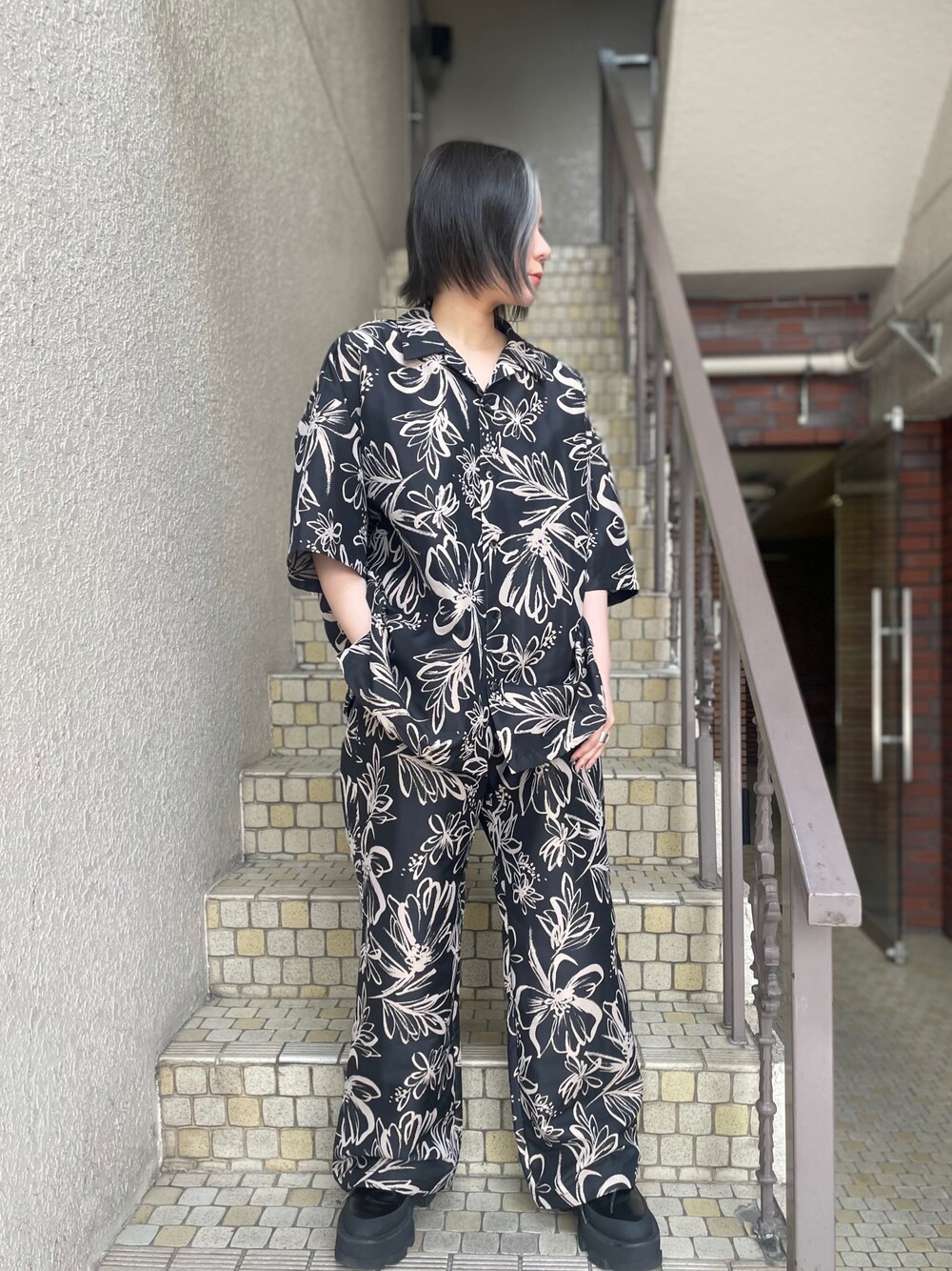 グレー系のシャツ/ブラウス、グレー系のその他パンツを着用したレディースの春コーディネートの1枚目の写真