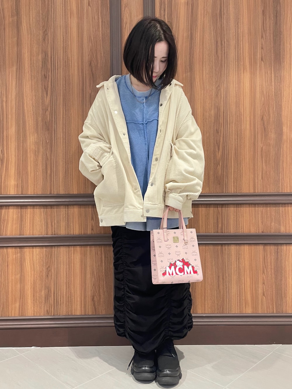 「秋コーデ、コーデュロイ、秋冬コーデ、大人カジュアル、カジュアル、オトナ女子、低身長コーデ、大人ファッション、ファッション、秋のコーデ、オーバーサイズ、秋服、アウター、オトナカジュアル、シンプル」｜「MCMのMCM/エムシーエム/MCM x HELLO KITTY Aren トートバッグ - ヴィセトス（トートバッグ、ピンク系）」を使った、IZUHARA MAYUさん（レディース・155cm）の秋コーディネートの1枚目の写真
